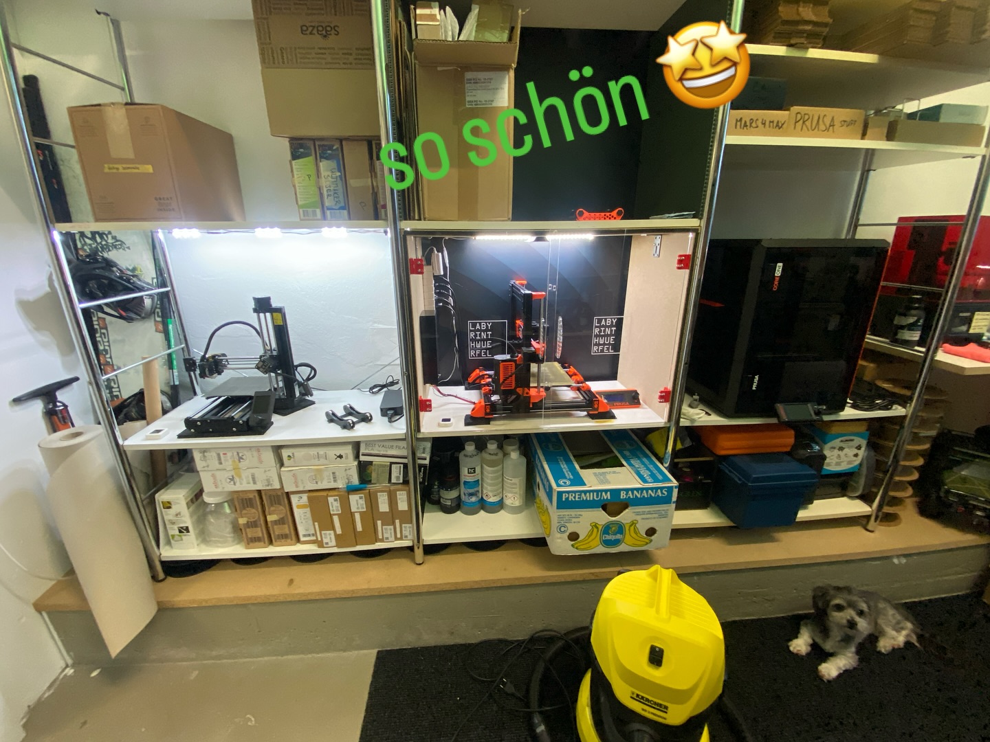 Geschafft! 💪🏻 Unsere Drucker haben einen neuen Standort und fühlen sich Pudelwohl. 🤗 (Der Prusa COREONE hat kein zusätzliches Licht, weil er integrierte LEDs hat 😉)
Es sind viele Späne gefallen und einige Schweisstropfen waren auch dabei… wir hatten über 28 Grad in unserer Werkstatt. 🥵
#labyrinthwürfel #diy #soschön #3dprint #prusa #prusaminiplus #prusamk3splus #prusacoreone #sommerhitze #holzarbeiten #ohneschweißkeinpreis