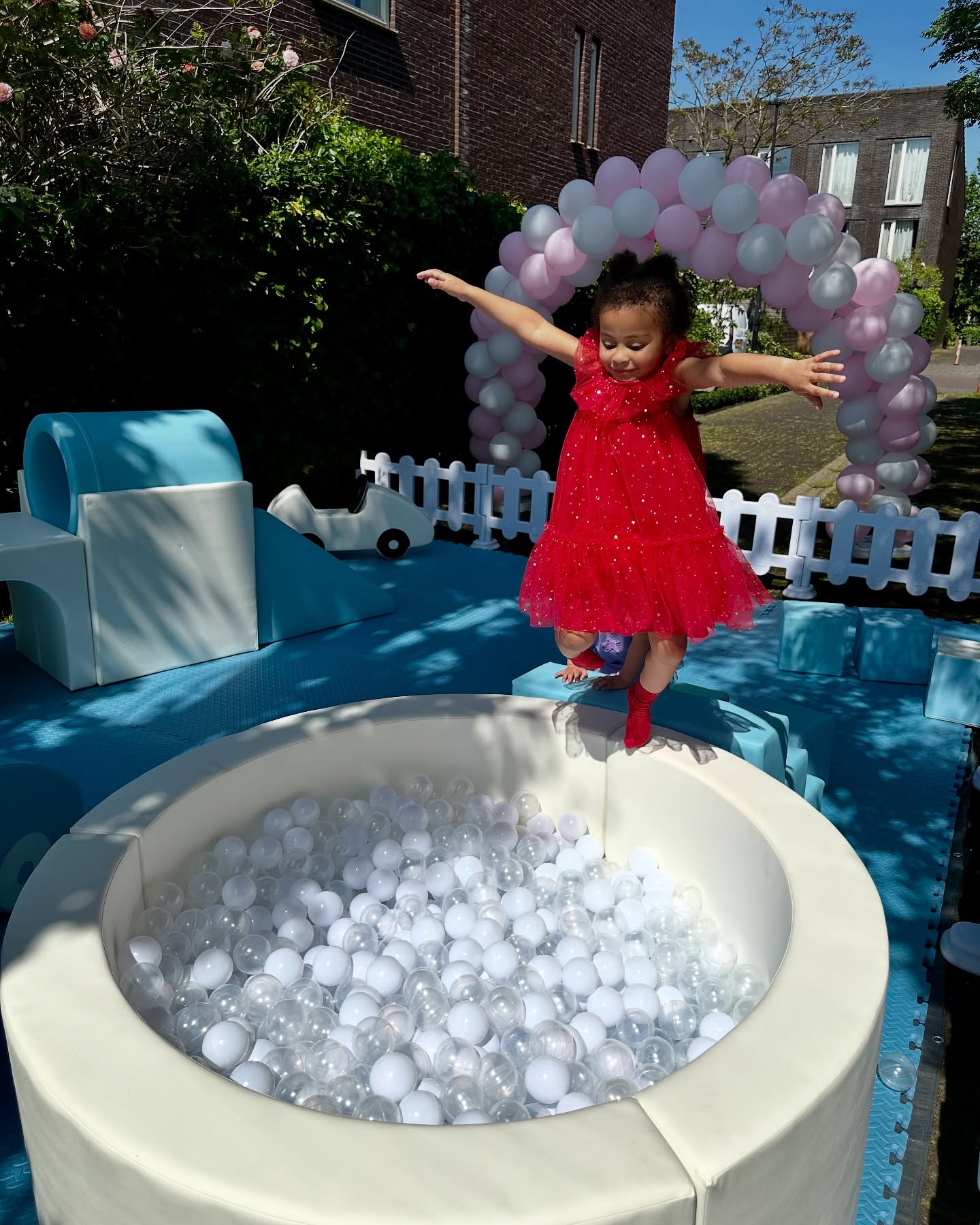 ✨ Pure Joy, Captured ✨
This is what core memories are made of 💕! Jumping into a soft play dreamland, surrounded by pastel balloons and sunshine.
Our soft play and ball pit setups turn any garden into a playful celebration space. Safe, stylish, and packed with fun for toddlers and little adventurers! 🎈
👉 Available to rent as a full set or as separate items to fit your party needs.
📍Based in Amsterdam | Delivering across the Netherlands
🎉 Now booking for summer parties and special events!
#MiniMunchkinsNL #KidsPartyAmsterdam #SoftPlayRental #PartyInspo #ToddlerFun