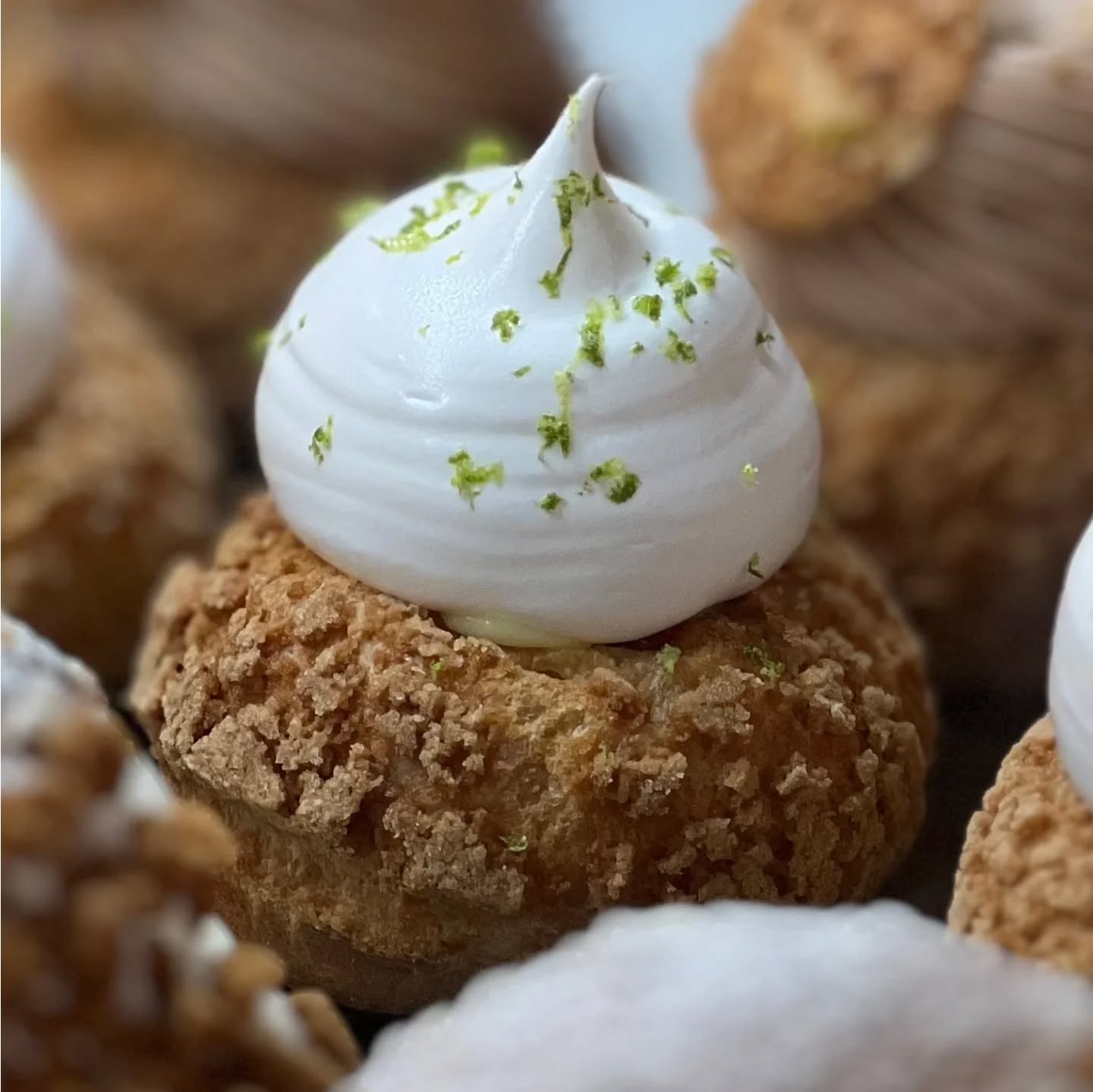 đđż LES FRAĂCHEURS DE LA SEMAINE đâš
Deux créations ultra gourmandes débarquent en boutique pour faire pétiller vos papilles :
đ Le chou du moment façon Mojito Fraise (sans alcool)
đ„ CrĂ©meux citron vert & menthe
đ Coulis + morceaux de fraises fraĂźches
đ„ Meringue italienne parfumĂ©e aux zestes de citron vert
âĄïž Un vrai cocktail en version pĂątisserie !
đ La chouquette du moment façon Cheesecake Citron
đ Chantilly lĂ©gĂšre au fromage blanc
đ CrĂ©meux citron acidulĂ©
đȘ Ăclats de spĂ©culoos croquants
âĄïž Un petit format, une grande dose de plaisir !
đ Ă dĂ©couvrir dĂšs aujourdâhui dans notre boutique au 14 avenue MarĂ©chal Foch â Nice
đŻ Disponibles en quantitĂ©s limitĂ©es⊠premiers arrivĂ©s, premiers gourmands đ
Phot by @k_rolight_food
#JonathanLePatissier #ChouGourmand #ChouxMinute #PatisserieFraicheur #CheesecakeCitron #MojitoFraise #Nice06 #ChouquetteLovers #CréationDeSaison