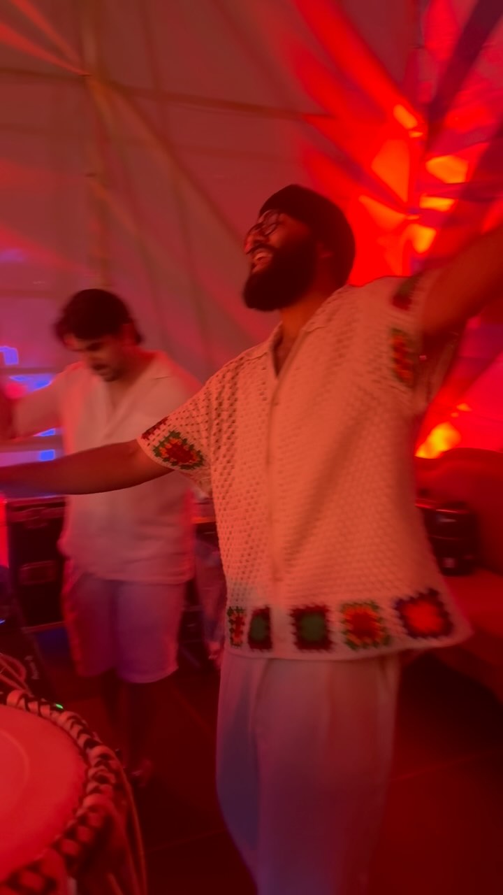 What a vibrant, summery and exotic night at Hardturm with @sinno.music and @moebaba.music
Thank you guys for the delicious stop at our festival. We had so much fun dancing, singing and swinging along on this journey with #orientexpress from Beirut to Bangalore.
Don’t miss to check out their tunes! SINNO is heading for a club tour through India next month, from Mumbai to Pune, Chandigarh, Bangalore and Delhi. Thank you beautiful souls for the spicy stopover at our festival ❤️
@sinno.music
@moebaba.music