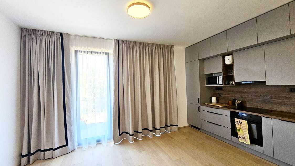 Reallzace zastínění do bytů na pronájem 🤗 blackout je ozdoben kontrastní páskou a dodává hned luxusnější a zajímavější dojem. Stejný materiál na závěsu i římských roletkách. Od zaměření k realizaci🙏👍 vše na míru a do 3-4 týdnů hotovo👍 #zavesy #zaclony #zastineni #realizace #namiru #sensesstudiopraha #resimezavas #navrhyinterieru #navrhyzastineni #latky #dekorace #textil