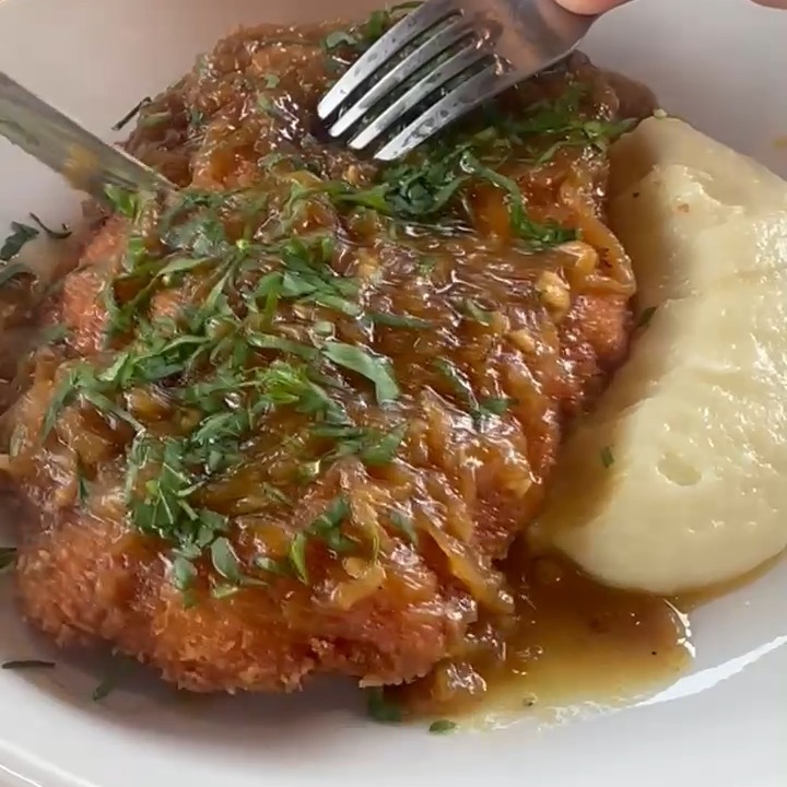 ✨ New on the Menu ✨
Our Chicken Cordon Bleu is here — and it’s not playing around. Stuffed with country ham & fontina, topped with caramelized onions and a touch of curry, all nestled next to buttery mashed potatoes.
Rich, savory, a little sweet — this one hits every note. Now on the menu at Dr. Jones.
#ChickenCordonBleu #NowOnTheMenu #MetairieEats #ILoveMetairie