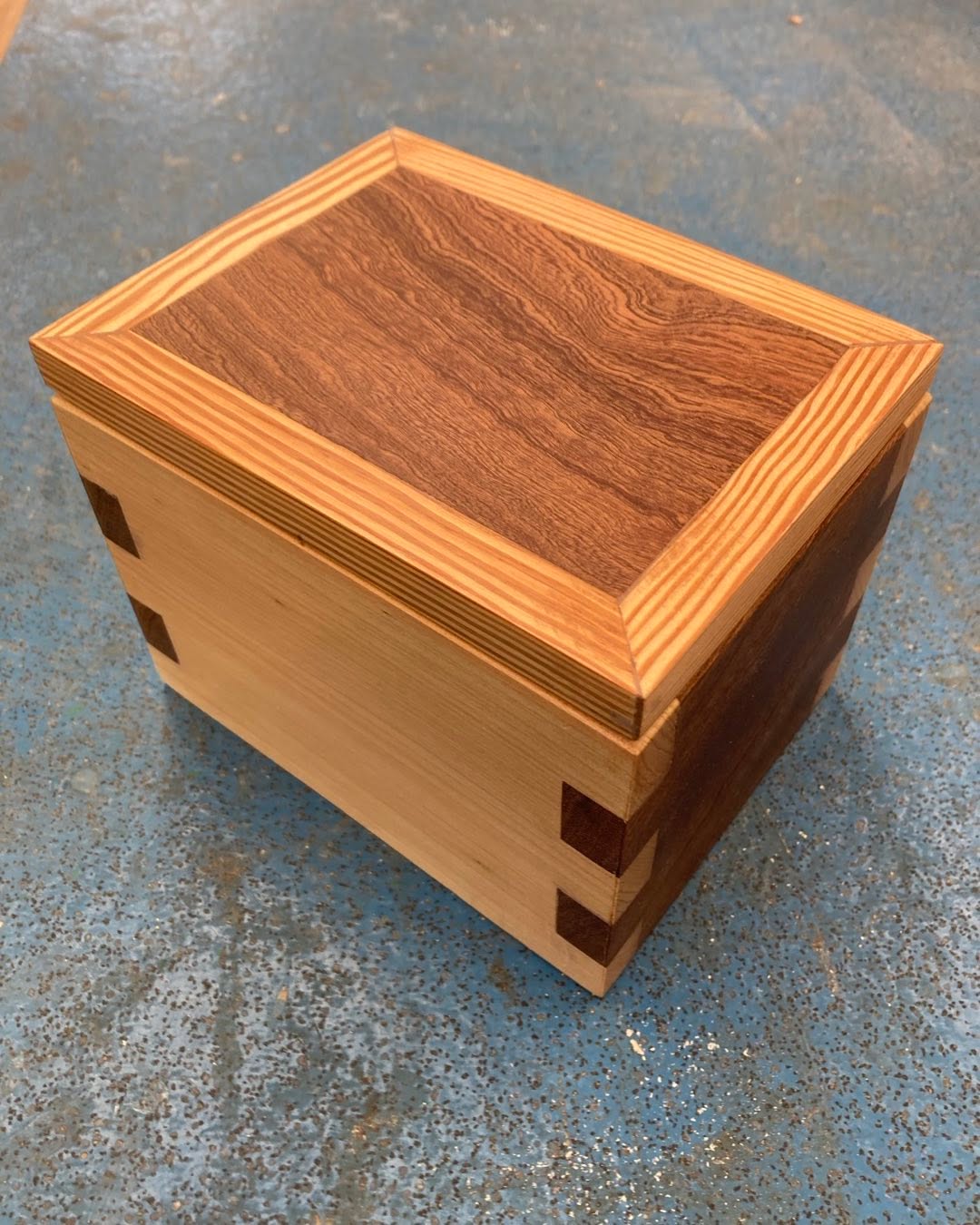 Top class piece of work using some lovely contrasting wood.