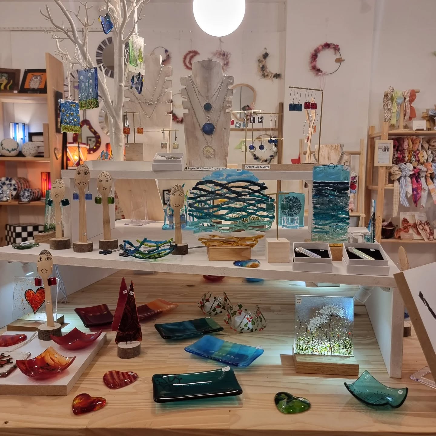 Just installed lots of new items at the wonderful Bal de Créateurs in Rodez @baldescreateurs .
There are so many things I wanted to buy whilst I was there but I limited myself to a beautiful little bowl by @celinegerstchpoterie .
Do take time for a visit if you are in Rodez.
#boutiquecréateurs #rodez #thingstodoinrodez #handmadeinfrance