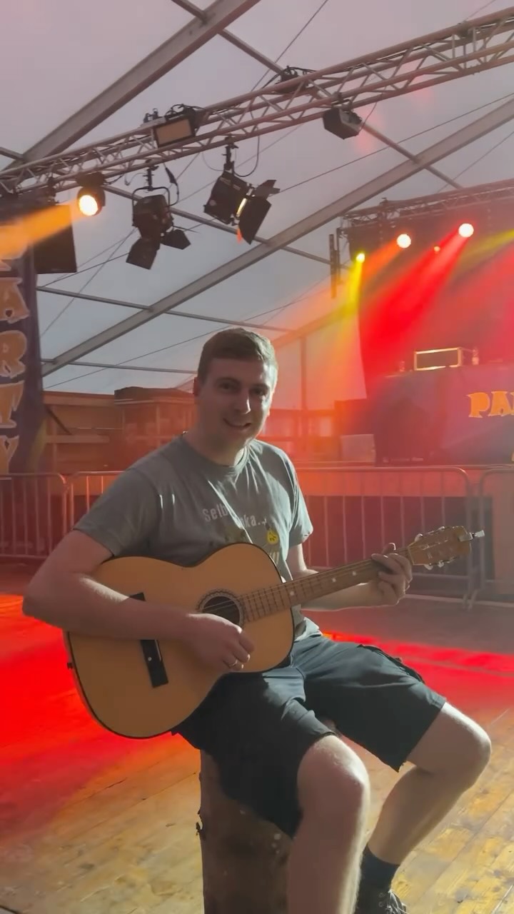 Auch unser Dirigent kann sich vor Vorfreude nicht mehr zurückhalten 🙊❤️🔥🎸 Hier schon mal ein paar kleine Einblicke, worauf ihr euch so freuen könnt 🤩🍹🪩🥃
#musik #blasmusik #legau #festzelt #2025 #malle #90er #party #musikfestzelt #hauptsachschäffler #gstanzl