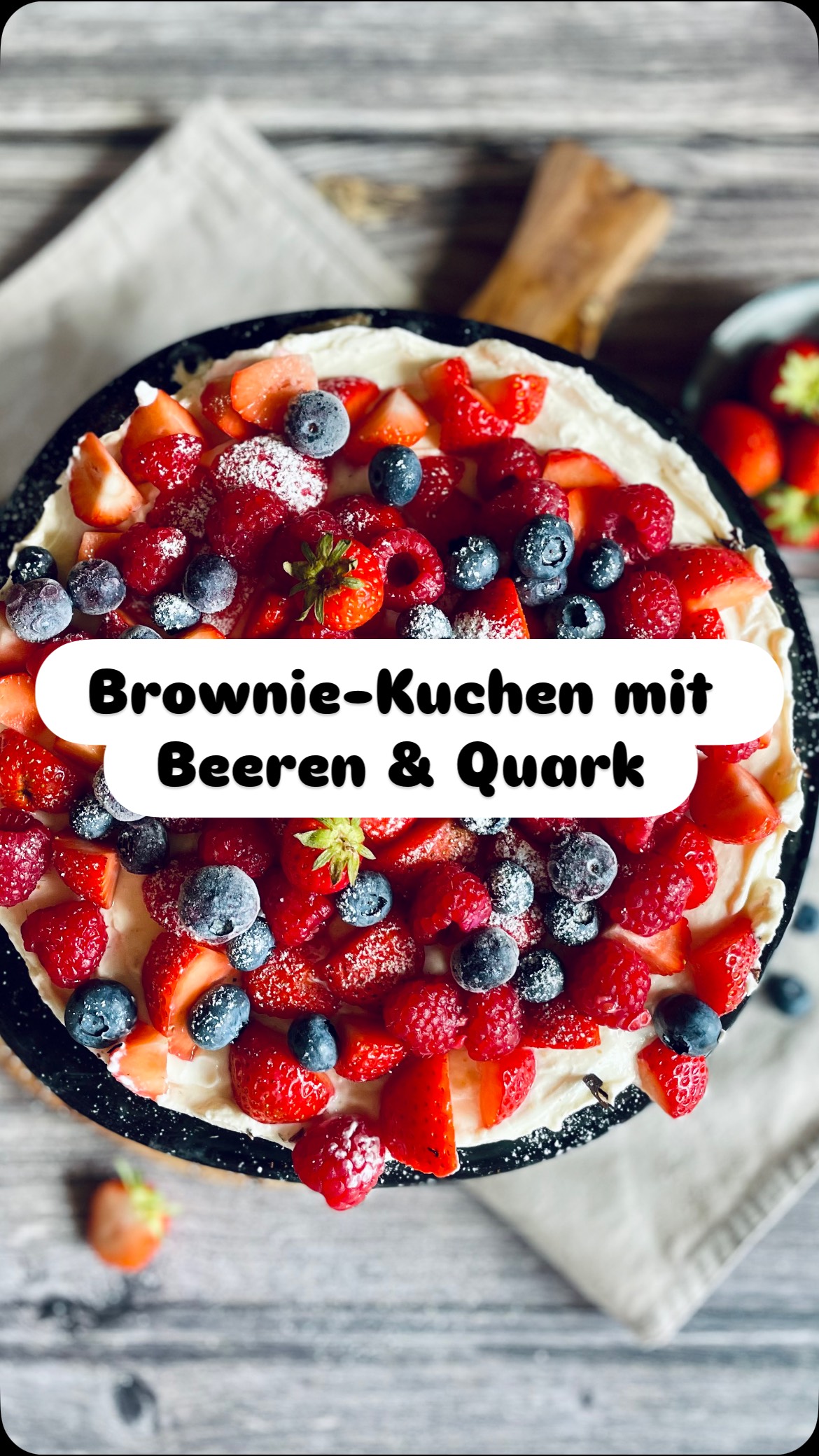 Saftig, frisch & (fast) zu schön zum Anschneiden!
Dieser Brownie-Quark-Kuchen mit Beeren ist super einfach gemacht – und steckt voller guter Zutaten, die nicht nur lecker, sondern auch nährstoffreich sind. Perfekt für warme Tage!
✨ Kakao liefert Magnesium & macht gute Laune
✨ Glutenfrei & ballaststoffreich dank Haferflocken
✨ Beeren sind kleine Antioxidantien-Bomben
✨ Erfrischende Quarkschicht liefert reichlich Eiweiß
📋 Das brauchst du (für eine 30 cm Form):
🍫 Brownie-Boden
– 225 g Banane (oder Apfelmark)
– 3 Eier (oder Leinsamen-Eier)
– 120 g Mandelmus
– 60 g Kakaopulver (ungesüßt)
– 90 g Hafermehl (oder gemahlene Mandeln/Mandelmehl)
– 3 EL Ahornsirup
– 1,5 TL Backpulver
– Prise Salz
🧁 Quark-Creme
– 600 g Magerquark oder Skyr
– 3 EL Ahornsirup oder Erythrit
– 1,5 TL Vanilleextrakt
– 1 TL Agar Agar (optional für schnittfeste Creme)
🍓 Topping
– 300–350 g frische Beeren
– 3 EL Mandelblättchen (geröstet)
– Optional: Minze, essbare Blüten, Puderzucker (oder Puder-Erythrit)
👩🍳 So geht’s:
1. Ofen auf 180 °C Ober-/Unterhitze vorheizen.
2. Alle Brownie-Zutaten verrühren, in gefettete oder mit Backpapier ausgelegte Form geben. 25–30 Min. backen. Auskühlen lassen.
3. Quarkcreme anrühren, optional Agar Agar nach Anleitung unterkochen. Auf den Boden streichen & 2 Std. kalt stellen.
3. Mit Beeren & Deko (z.B. Mandeln, Minze, essbare Blüten) toppen – fertig!
💬 Speichere dir das Rezept & teile es mit Freundinnen, die auf gesündere Süßigkeiten stehen!
#gesundnaschen #brownie #zyklusfreundlich #beerenkuchen #sommerkuchen
