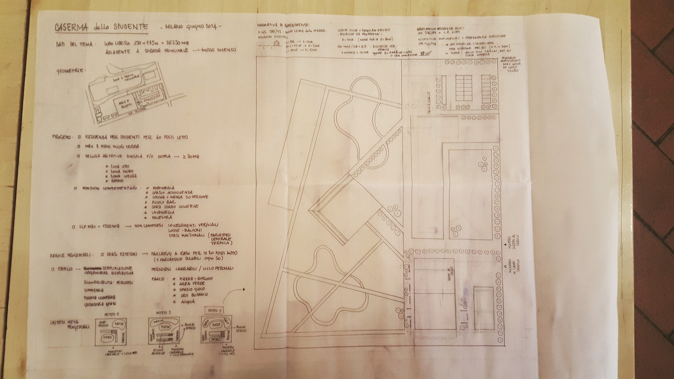 🖋️ Swipe per esplorare 6 tavole-tipo realizzate a mano per la prova pratica dell’Esame di Stato Architetto: dal campus studentesco all’edilizia di completamento, con norme, calcoli e planivolumetrici in scala.
🔍 Dettagli da osservare:
• margini con riferimenti normativi, SLP e RAI
• planimetrie 1:500, piante e sezioni 1:200
• tratteggi, vegetazione e flussi pedonali resi a china e matita colorata
💡 Salva il post per la tua cartella di studio e condividilo con chi sta preparando l’esame!
#EsameArchitetto2025 #ProvaPratica #TavolaArchitettonica #DisegnoAMano #Architettura #StudentiArchitettura #OrdineArchitetti #AbilitazioneProfessionale #ArchitettoJunior #Progettazione #Planivolumetrico #SezioneAA #PianteArchitettoniche #TecnicaDiRappresentazione #NormativaEdilizia #SLP #RAI #MaterialeConsentito #PreparazioneEsame #FacoltàDiArchitettura