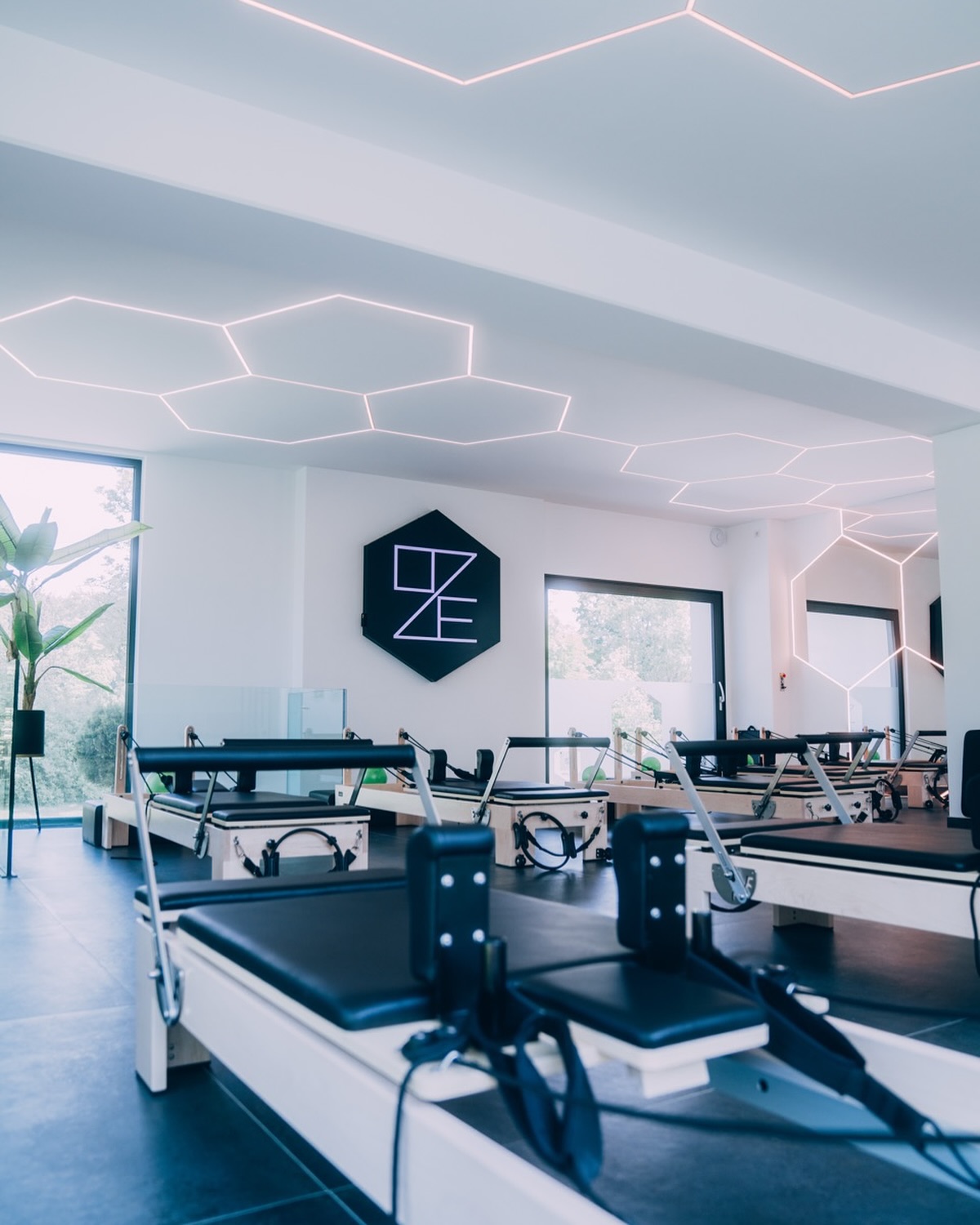 🔥 NEU BEI ZOE Sports & Performance GmbH: PILATES REFORMER CLASSES – START AB 10. JULI 🔥
Bereit für ein neues Level an Kraft, Flexibilität und Körpergefühl?
Ab dem 10. Juli starten unsere brandneuen Pilates Reformer Classes – und du kannst dabei sein!
Egal ob Anfänger, Neuling oder Fortgeschrittener:
ALL LEVELS ARE WELCOME.
Mit gezielten, dynamischen Übungen am Reformer bringst du deinen Körper auf ein neues Leistungsniveau. Unsere erfahrenen Coaches begleiten dich individuell durch jede Session – sicher, effektiv und motivierend.
✅ Straffe deine Muskeln
✅ Verbessere deine Haltung
✅ Spüre jede Bewegung – und ja: Let it burn.
Jetzt mit DM anmelden und Platz sichern – die Nachfrage ist hoch!
Trainiere smarter. Trainiere stärker. Trainiere bei ZOE Sports! 💫