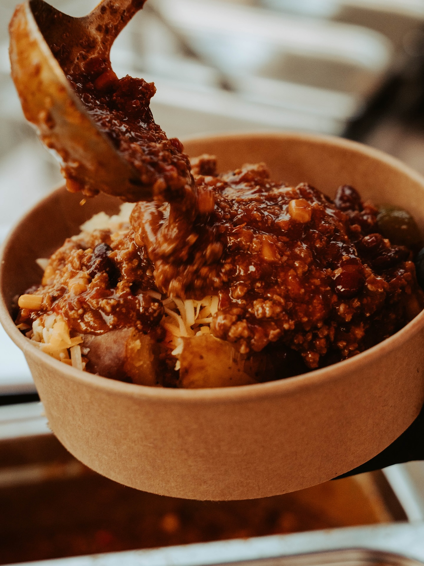 To su ti krumpiri koje gledate po medijima i TikToku, i na Instagramu naravno… milijuni pregleda, redovi od 14h dok jos trznica radi… stalni redovi do sold outa… @spudbudzagreb ekipa rastura krumpire… Vidimo se i ovaj petak na Dolcu od 18h! S vama smo jos iduci i iduci, dakle 4. i 11.7. od 18h, a onda odlazimo na ljetnu pauzu, no vraćamo se u roku keks! #petkomjedemonaplacu #CroatiaFullOfLife