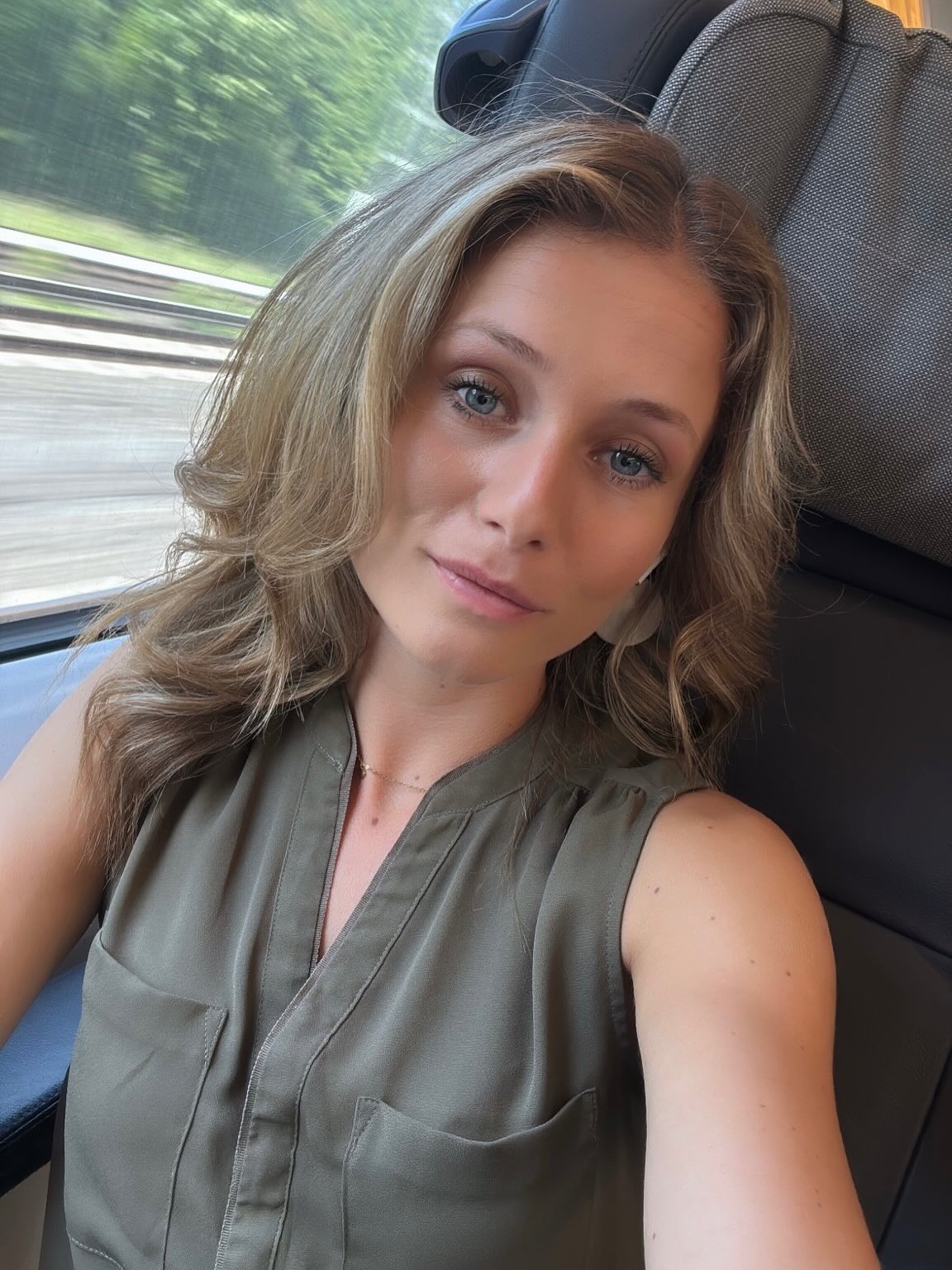 Im Juni hab ich ziemlich viel Zeit in Zügen verbracht und das ausnahmsweise mal weniger für die Arbeit und mehr für die Freundschaft. Es ging in diesem Monat ums Freunde werden, ums Freunde sein und ums Freunde bleiben.
Da sind Menschen, die mit mir in den Sonnenuntergang segeln, Geburtstagstorte essen und barfuß im Sand tanzen. Menschen, die mit mir in lauen Sommernächten über das Leben philosophieren, mich an schweren Tagen weinend in den Armen halten und an guten Tagen hinter der Ziellinie für mich jubeln.
Ich hab Freunde, die mich im Sturm des Hasses zum Lachen bringen und Freundinnen, die mir Matcha kochen, bevor sie mich zum Bahnhof fahren. Ich hab Freunde, die mir spontan ihr Schlafzimmer überlassen und eine beste Freundin, die mich zur Patentante ihres Babys macht.
Was für ein unfassbares Glück all das ist. Was für ein Glück ihr seid. Der Juni war schön, dank euch. Und der Rest unseres Lebens wird es auch. 🪐
#junedump