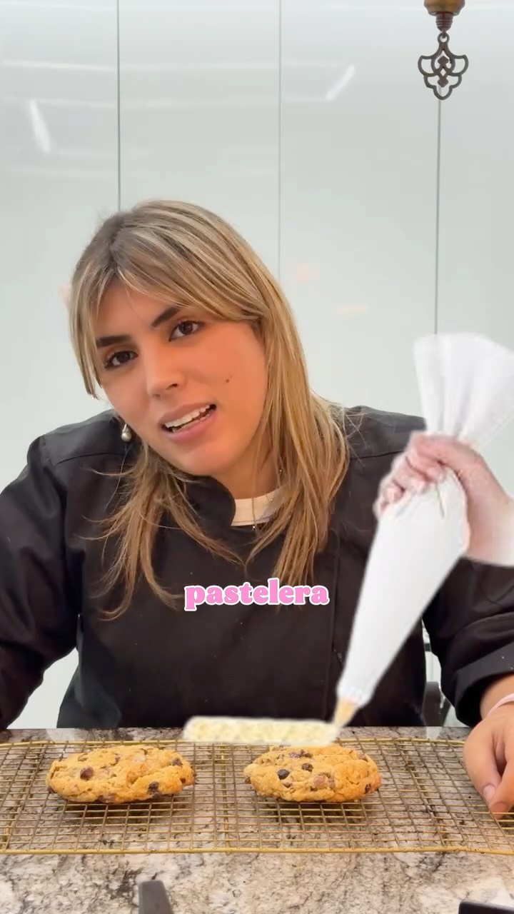 Esta es mi vida soñada siendo pastelera 🎂✨Cada receta, cada detalle y cada sabor es parte de un sueño que construyo día a día. Amar lo que hago es mi motor y ver sonrisas en cada bocado, mi recompensa.