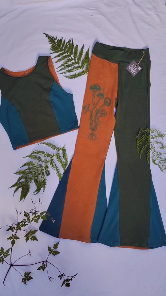 something completely different with this set, a custom creation for an incredible woman as an aerial training two piece. she requested leggings but in a jazz pant style and a muscle top with a high neck. and here we are!
I'd love to start doing these as they're so fun, if you'd like a pair do get in touch 💚
www.houseofbeanco.com
#botanical #hemp #hempclothing #sustainableclothing #handmade #madetoorder #smallbusiness #screenprint #mushrooms #aerialfitness #aerial #trainingset