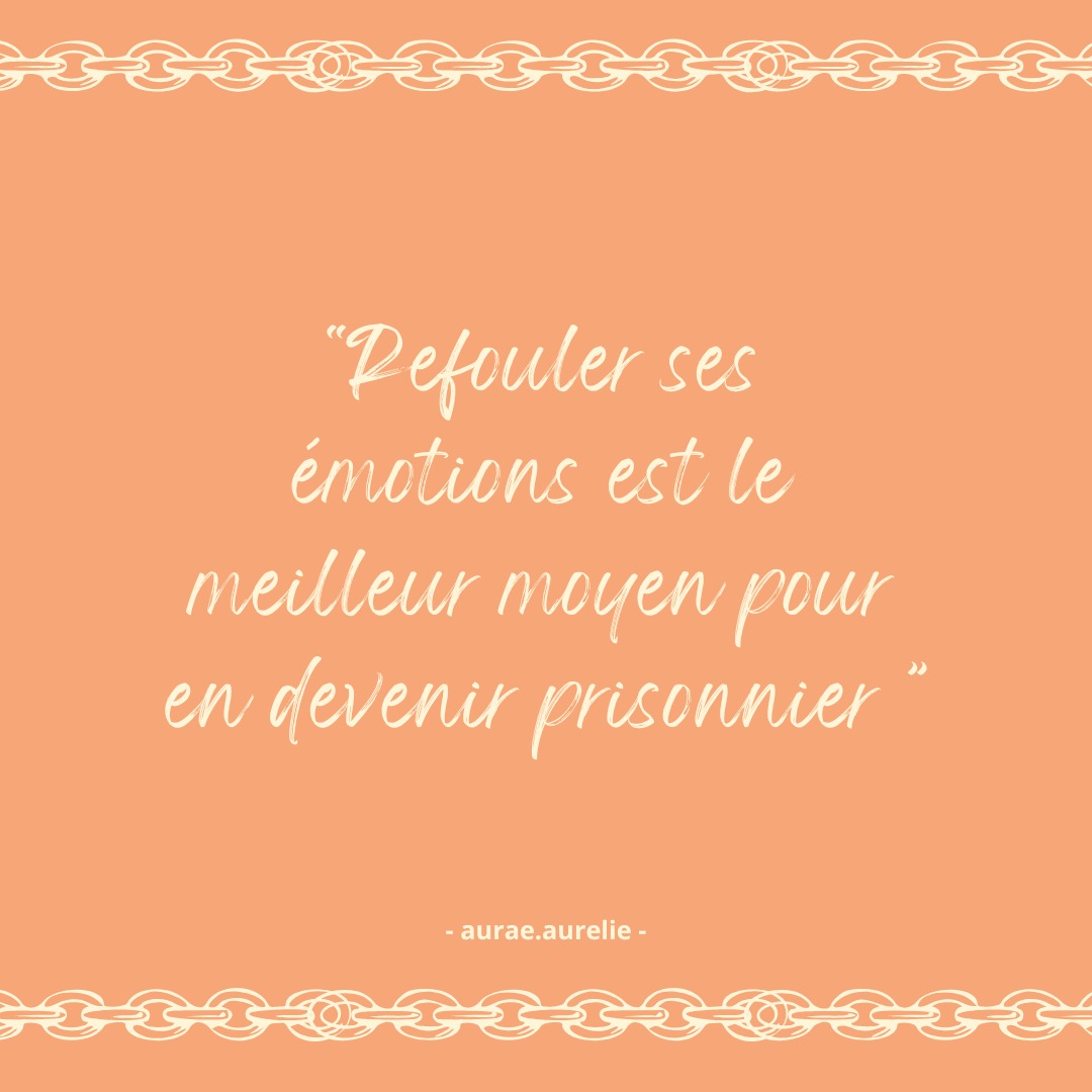 Les émotions sont de merveilleux indices au quotidien. Elles nous montrent bien souvent, lorsqu'elles sont inconfortables ou désagréables, qu'une de nos limites a été touchée.
Elles nous aident à exprimer, à notre manière, les inconforts présents et les insécurités existantes. Elles s'appuient sur nos expériences vécues, nos mécanismes de protection, nos schémas de fonctionnement et nos croyances pour se manifester.
Les émotions ont besoin d'être écoutées en tout premier lieu par nous-même, et parfois par les autres. Mais dans certains cas il peut nous être difficile, compte tenu de notre vécu, de les déchiffrer voire même de les identifier.
Accepter une émotion, c'est pouvoir dans un premier temps la reconnaître, puis dans un second temps s'autoriser à la ressentir, à la vivre, pour finalement lui permettre de se libérer.
Nous avons la capacité via plusieurs techniques, méthodes ou accompagnements de les mettre en lumière pour mieux les comprendre, ou simplement recréer le chemin originel de notre connexion à elles.
Car ce sont bien les conditionnements de toutes sortes qui ont entravé leur libre expression.
La libération émotionnelle est un élément essentiel à la compréhension et à l'expression de soi.
Car tout ce qui ne s'exprime pas s'imprime.
C'est ainsi que le corps prend le relais pour exprimer à sa manière ce qui est resté cristallisé. (Le mal à dit -> la maladie).