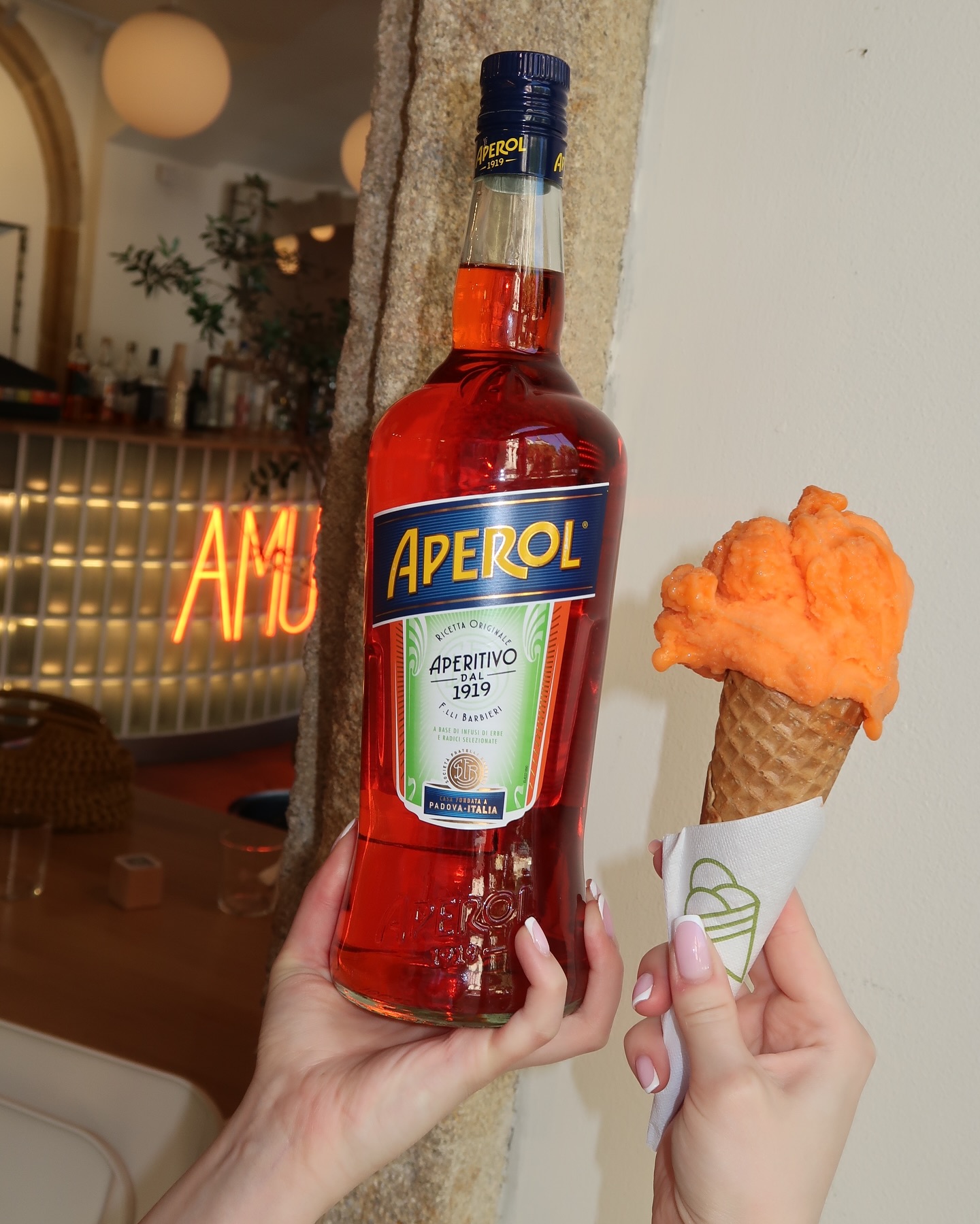 Když neděle ještě nenastala, ale ty už se strašně těšíš na víkendový Aperol. No… my máme řešení se kterým můžeš přijít i do práce 🤝🏼🍦🍊 #aperolgelato #spritzgelato #amunigelato