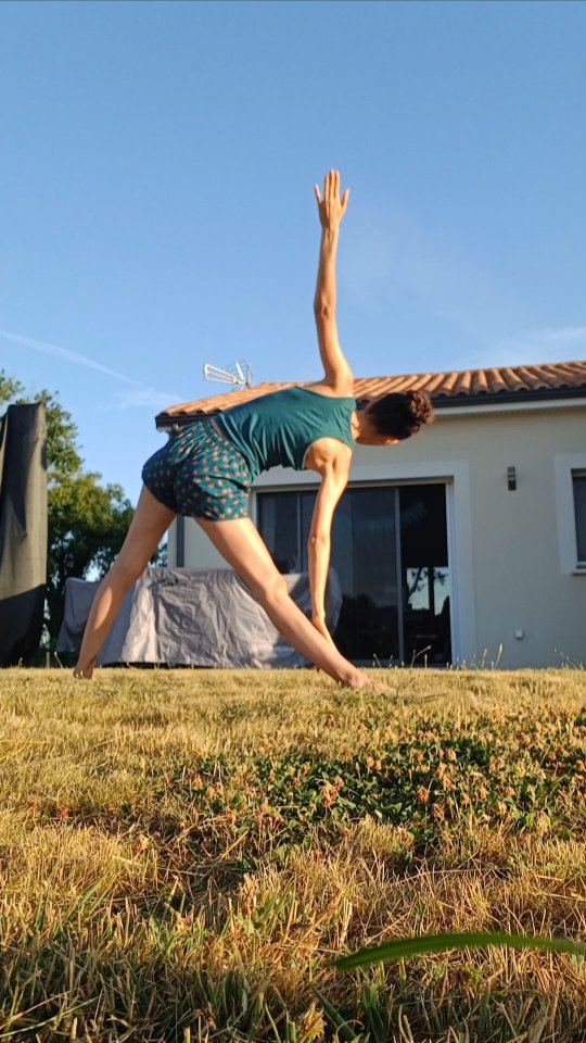 4 minutes, c'est exactement le temps qu'il faut pour déverrouiller le corps après une bonne nuit de sommeil.
Un réveil en douceur des articulations, des muscles, de tous nos liquides (sang,lymphe,sérums extra et intracellulaire)
Ici en vitesse accélérée mais dans la vraie vie tout en douceur et a l'écoute. Je fais le même enchaînement de chaque côté et j'ajoute quelques exercices de renforcement si j'ai le temps 🦵💪.
Le yoga est entrée dans ma vie il y a plus de 7 ans et moi qui était souple comme un manche à balai...et bien je peux le dire c'est nettement mieux 🤸♀️😁. Maintenant professeure de Biokinésie (un doux mélange de yoga, pilates, et gym) je partage ces mouvements et bien d'autres dans mes cours.
Prenez ces quelques minutes chaque matin pour prendre soin de votre corps, de votre esprit.
Réveillez votre corps en douceur avant d'attaquer votre journée de travail...elle n'en sera que meilleure 😘
➡️ prenez vous le temps de dire BONJOUR à votre corps avant de le lancer à toute vitesse ans le rythme quotidien ?
#naturopathie #artdevivre #techniquesnaturo #mieuxetre #santenaturelle #changezvoshabitudes #soindesoi #naturopathieauquotidien #respiration #nutrition #alimentationsaineetequilibré #alimentationsante #conseilssante #consultationnaturopathie #maevathoumyrenaturopathie #naturo #naturopathedeuxsevres #vasles #parthenay #deuxsevres
#sportphysiologique #gymdesorganes #yogaoccidental #biokinesie