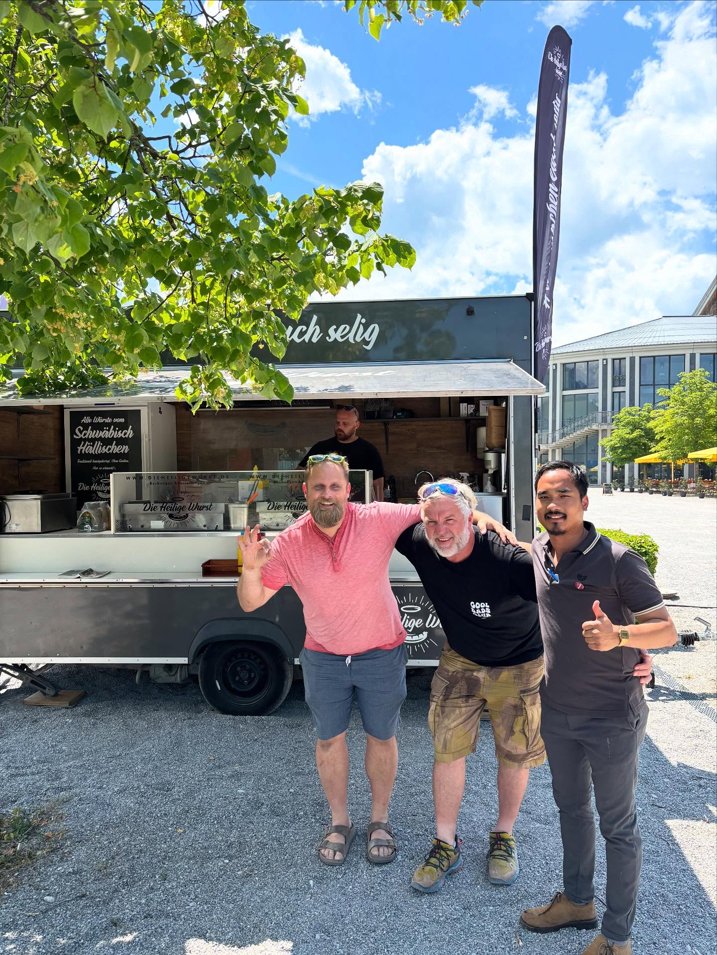 GRILL & Chill „Ab Freitag öffnet das Festspielhaus Neuschwanstein & @die_heilige_wurst seine Türen! Freut euch auf coole Beats, köstliches Essen und erfrischende Drinks – alles mit einem spektakulären Ausblick auf die beeindruckende Kulisse.“