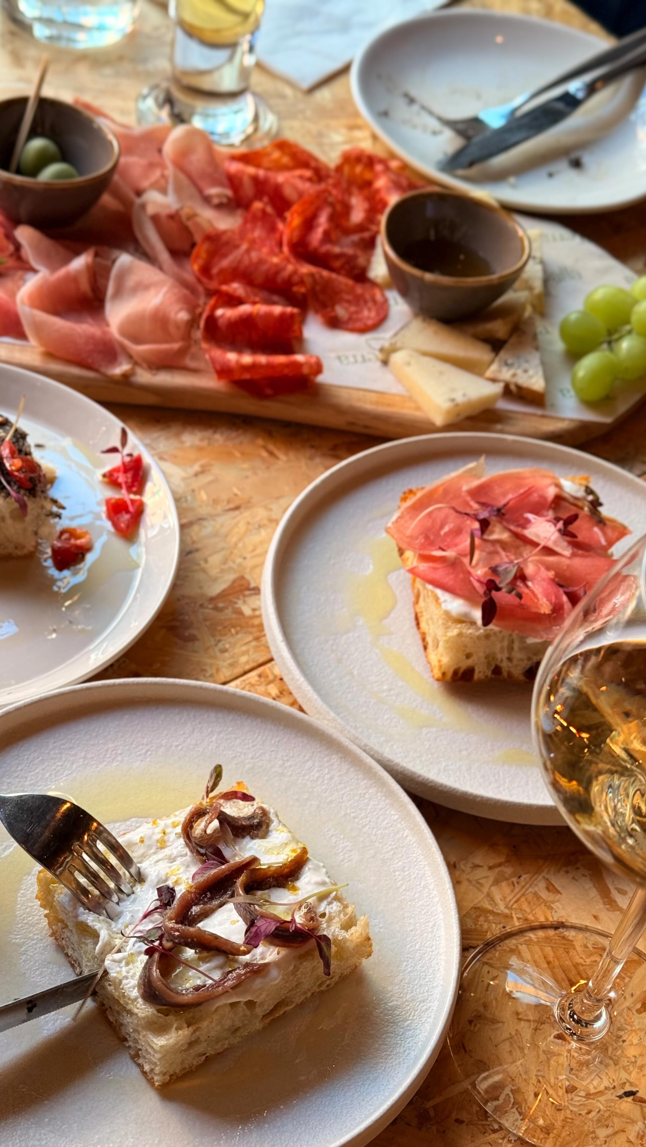 BAKED TO SHARE & PAIR 🍞🍷
Our focaccia is golden, fluffy, and topped with beautiful ingredients like prosciutto, anchovies, and fresh tomatoes - made to share and pair with our wines by the glass or bottle.
Simple, delicious, and very us! ☺️🇮🇹
#DallaTerraLondon #Focaccia #WineAndFood #ItalianVibes #WineBarLondon #SmallPlates #Winetime #coventgarden