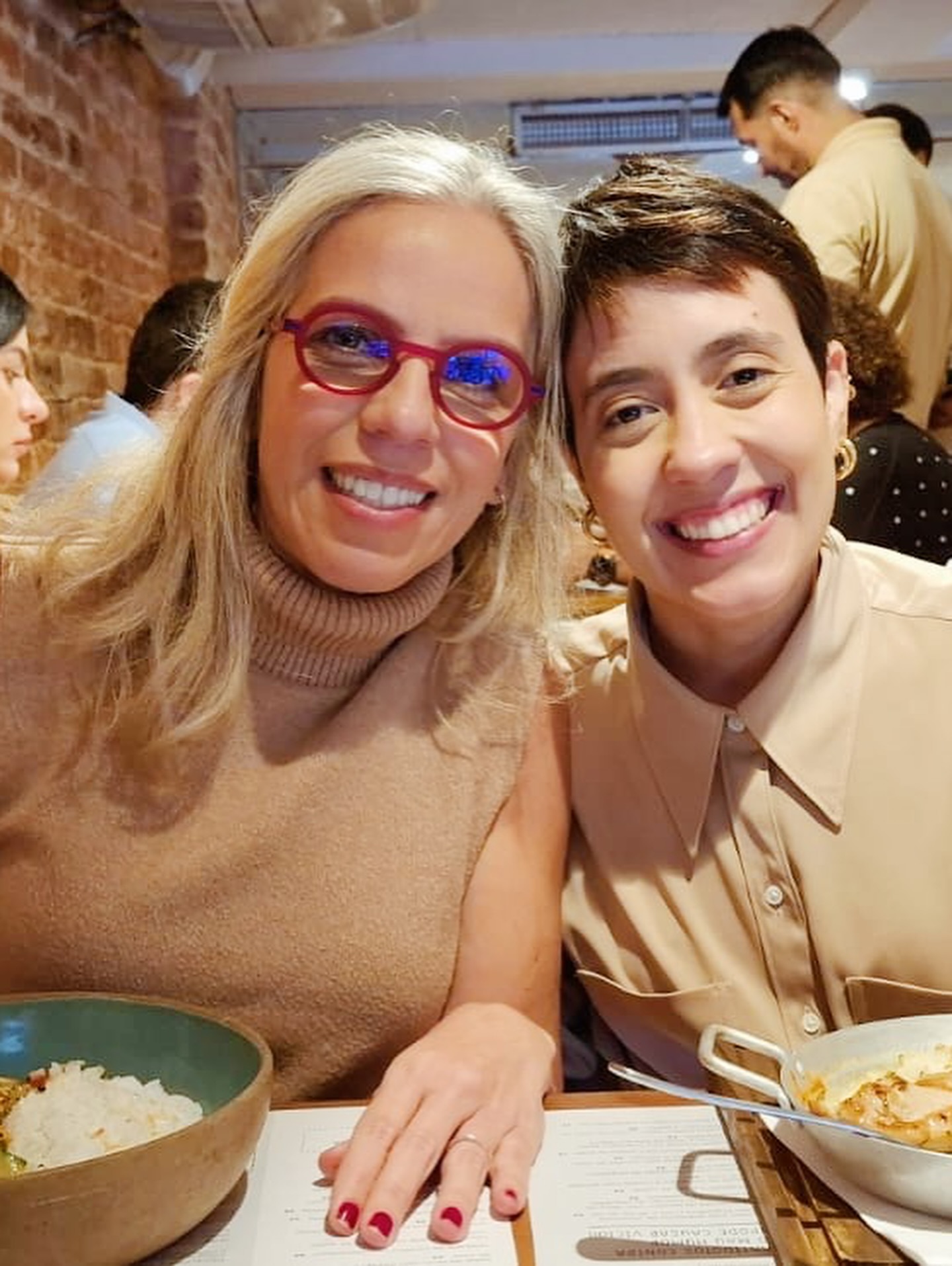 E se você se permitisse ser vista de verdade? ✨
O time Crialuz está envolvido o projetos simultâneos e hoje quero contar pra vocês como foram as últimas 48 horas no Rio!
Entre conversas sobre essência, cafés e um céu nublado, vimos a @adriana_schneider, CEO da @human.are, se entregar ao processo e assumir sua nova narrativa marca pessoal com presença.
Teve pausa para respirar entre um look e outro, teve troca de ideias sobre os rumos do negócio, teve aquele silêncio confortável que surge quando a gente entende que está pronta para o próximo passo.
Foi bonito ver alguém se autorizar a ocupar o espaço com verdade, deixando para trás os medos que não cabem mais e alinhando quem ela é ao que quer construir.
No fim, marca pessoal também é isso: um ajuste fino entre o que você sente, o que quer construir e o que o mundo está pronto para receber de você.
E, talvez, seja só quando a gente se permite ser vista de verdade que o próximo capítulo começa a ser escrito.
Obrigada por confiar no nosso trabalho Dri! Nos vemos no Rio novamente em algumas semanas! 👀
#MarcaPessoal #Reposicionamento #Humanare #LiderançaFeminina #BrandingComPropósito