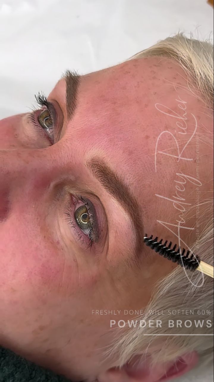 Brows that work with your face, not against it.
These fresh PowderBrows might look bold today — but they’re designed to soften by about 60%, healing into a natural shadow that enhances your own brow structure.
💡 Why clients appreciate this technique:
✔️ Soft definition that blends with real hair
✔️ Custom pigment match for your skin tone that adds density near real hairs, soft edges, and a natural 3D effect.
🎓 Technicians: The key to results that clients love? Adapting to skin type + texture. That’s exactly why PMU Skin Science Online Training exists — to help you predict and perfect healed results.
📅 Let’s plan brows that truly suit you. Book your FREE consultation. 💌
✨ Des sourcils qui complètent votre visage, pas qui le dominent.
Ces PowderBrows paraissent plus marqués aujourd’hui — mais ils sont faits pour s’adoucir d’environ 60 %, et guérir en une ombre naturelle qui sublime votre structure sourcilière.
💡 Pourquoi les clientes aiment :
✔️ Définition douce qui se fond aux poils
✔️ Pigment sur mesure adapté à votre carnation, ajoutant de la densité près des poils naturels, des contours doux et un effet 3D naturel.
🎓 Techniciennes : La clé d’un résultat aimé des clientes ? Adapter la technique au type et à la texture de peau. C’est ce qu’enseigne notre formation en ligne PMU Skin Science pour prédire et parfaire vos résultats cicatrisés.
📅 Réservez votre consultation GRATUITE pour créer des sourcils qui vous ressemblent. 💌
#PowderBrowsMontreal #NaturalBrowResults #SoftPMU #WestIslandPMU #PMUQuebec #AudreySemiPermanent #BrowsThatHealBeautifully #PMUTrainingCanada #ConsultationGratuite
