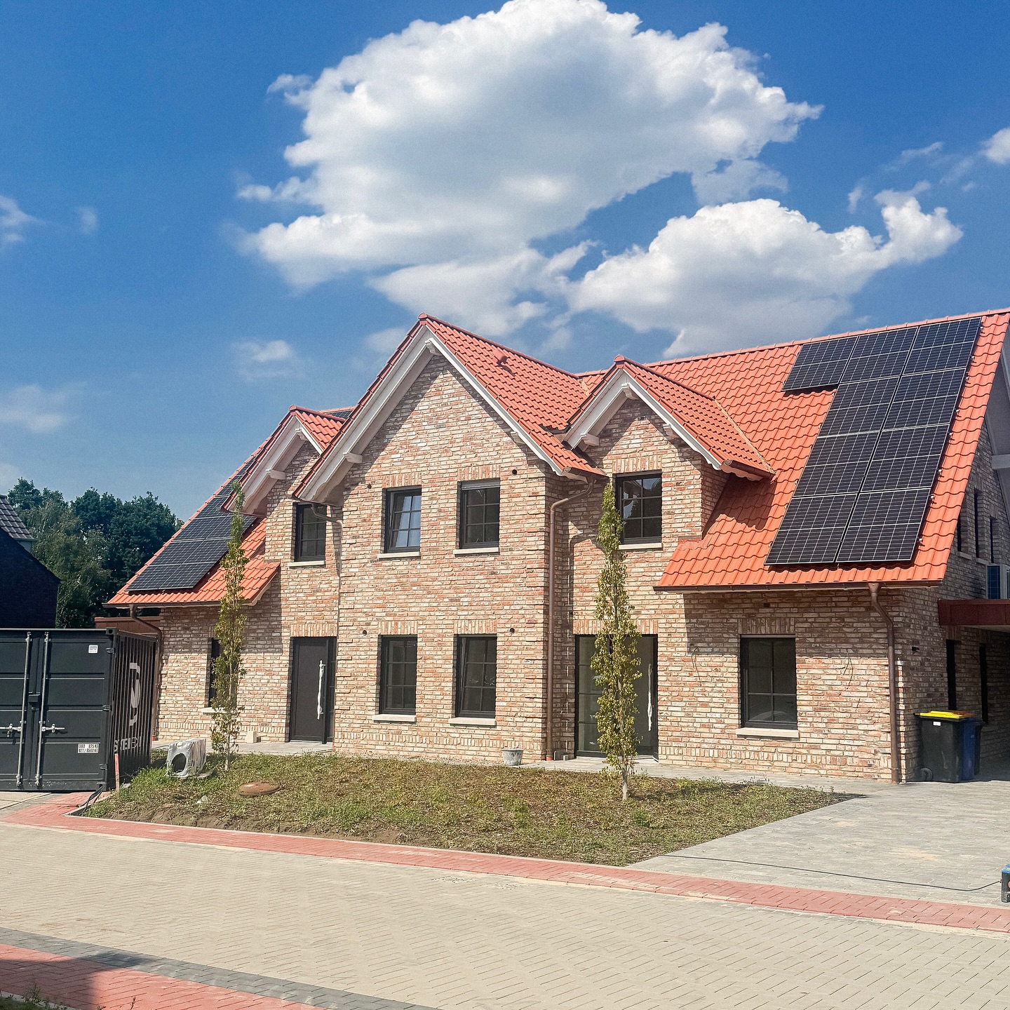 Unsere wunderschöne Siedlung in #Steinfeld ist fast fertig! ✨
Die Mieter sind glücklich und wir sind es auch! 😊🏡
Vielen Dank für euer Vertrauen – wir freuen uns auf noch viele schöne Momente hier! 💫
___________________
#steinfeld #co2neutral #co2 #neubausiedlung #neubau #bauenwohnenleben #niedersachsen #landkreisvechta #vechta #borgerdingheese #mietwohnung #vecprojektentwickler