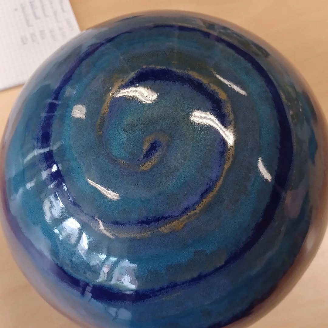 Was für tolle Farben! Meine Glasurkünstlerin hat wieder eine wunderschöne Kugel kreiert 🤩