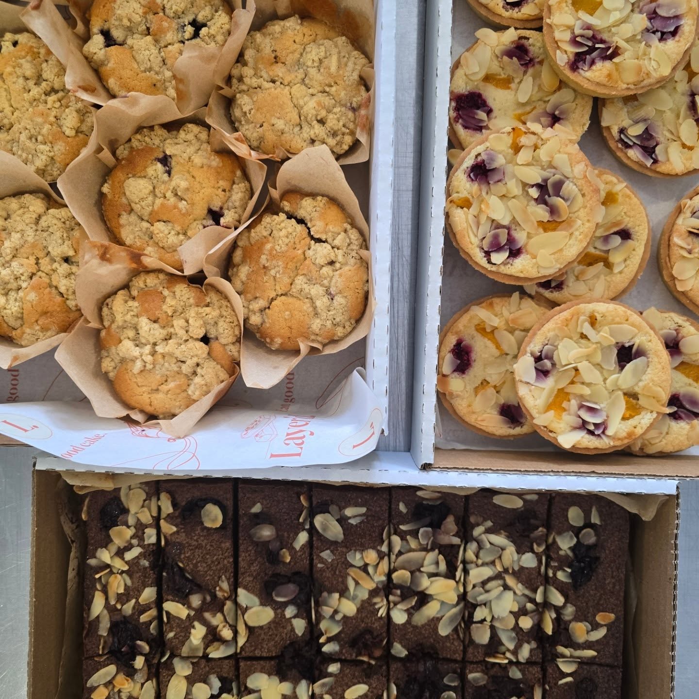First insta post since Sunday 😬 but I've been baking non stop since Monday 😆
Some new flavours this week ✨️
🫐 Blueberry Crumble Cakes
🍑Peach & Raspberry Frangipane Tartlets
🍫Cherry & Chocolate Frangipane (without gluten)
All handmade in small batches 🥰
Anyone else love watching the Maccabees on Sunday night?? 🎶
#layerd_cakes #bakefromscratch #realcakes #realfood #artisanmade #smallbatch #handmade #GlutenFreeBakes #RusticBaking #coffeeandcake #coffeeshopsupply #SmallBatchBakery #themaccabees