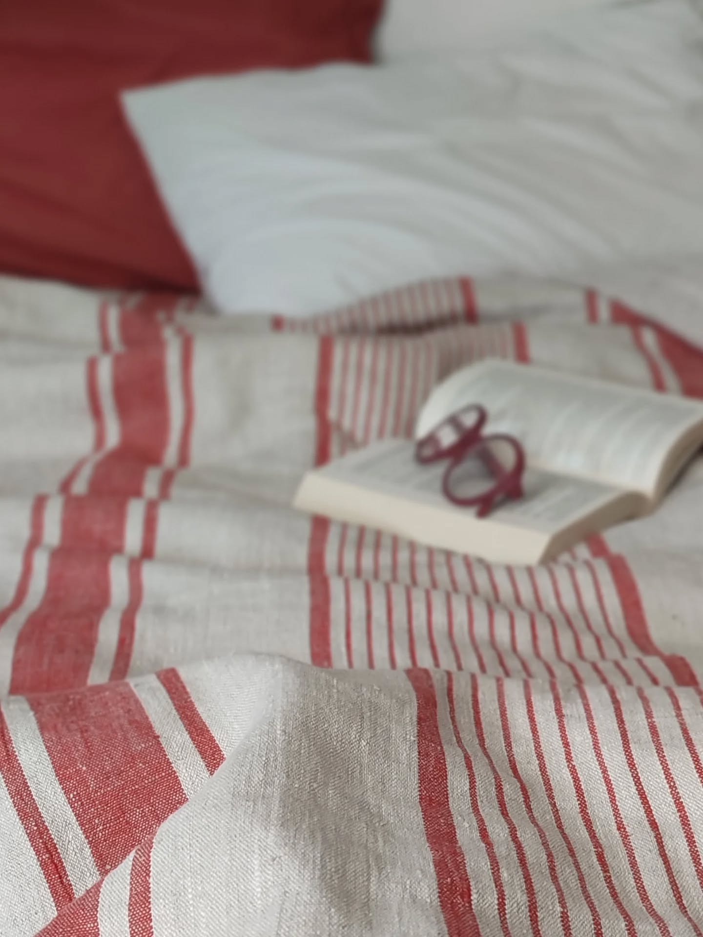 L'emporio è la punta dell'iceberg del mio lavoro, per quello vi chiedo di dirmi quando avete voglia di passare, perché spesso sono a cercare materiali, soluzioni, tessuti, arredi per soddisfare qualche vostra richiesta. Poi mi infilo in laboratorio e lì restauro, costruisco, coloro, cucio quello che abbiamo immaginato come migliore soluzione ad una vostra necessità. A volte tutto scorre bene, veloce e preciso, a volte meno. Accade sempre più spesso che ci siano problemi con le spedizioni, il tessuto di questo copripiumino è sparito strada facendo e ho dovuto aspettare un altro mese prima che mi arrivasse il nuovo taglio...oppure sparisce qualche mia produzione ad hoc durante il tragitto verso un cliente, come è successo qualche giorno fa con una deliziosa serie di mensole sagomate per un servizio fotografico...
Poi basta una macchina da cucire a cui si rompe un pezzo d'altri tempi difficile da rimpiazzare, oppure un marito che casca nella piscina vuota e si frattura due vertebre e deve stare a letto per due mesi, un papà fragile da seguire con costanza, due figli adolescenti, la campagna, le galline, i gatti...un bel menage familiare che impegna non poco.
Questo per dire cosa?
Che domani consegno questo copripiumino fatto su misura, con un tessuto cercato apposta, che avesse la mano dei lini vintage ma la larghezza dei telai moderni.
L'ho messo in agenda a ottobre 2024.
È andata così, uno stop and go continuo che spero non si ripeta perché la cosa che metto più alla prova non è la vostra pazienza (siete sempre adorabilmente comprensive) ma la mia stabilità emotiva: dover rimandare mi mette in crisi.
Ma sono riuscita a fare tutto, lui sarà su un bel letto alla francese, un ceppo è diventato la base di una lampada, una Tripolina andrà su una terrazza in montagna, una tenda e dei cuscini in seta e velluto finiscono a Venezia, alcune case hanno nuovi colori e dettagli di falegnameria a posto, le nuove poltrone in sala e... oddio ma quanti lavori ho fatto in questi mesi?
Ora sono finalmente in pari, fino a che non capito di nuovo sulla casella IMPREVISTI,
😵💫 ma a chi non succede?e come fate a gestirli?
Si accettano consigli e... il numero di uno bravo!