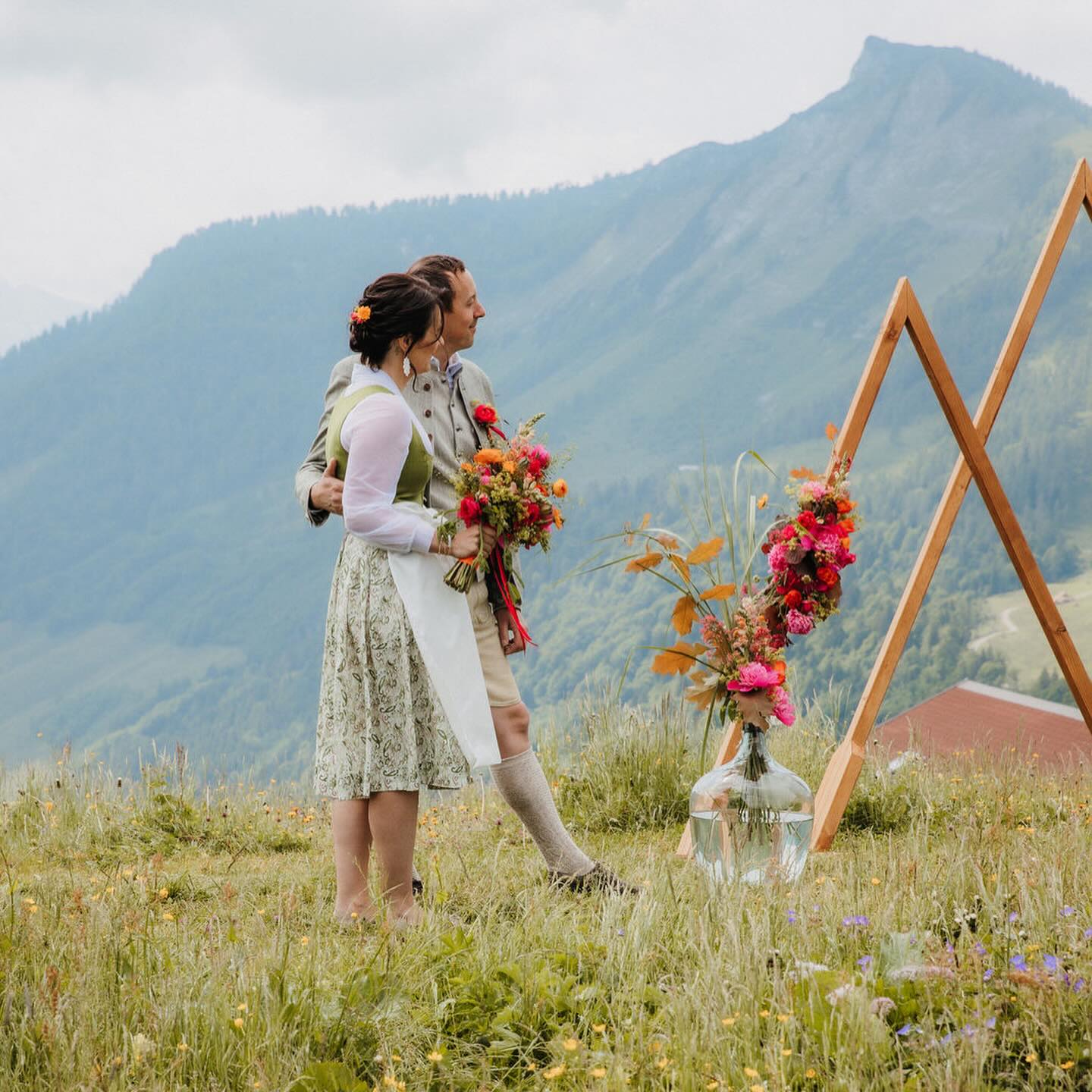 Summer Alp Wedding 🧡❤️💚💜⛰️
Wie schön ist dieses Trausetting mit diesem Ausblick?
Den Traubogen inkl. Ballonvasen gibts bei mir im Verleih. 👌🏻
Traubogen und Ballonvasen: @wild.knots.art
Couple: @july_kloiber, @Jakob_kloiber
Location: @leitnhuette
Fotografie/Videografie: @berger.wedding
Fotografie: @danielastruebler_fotografie
Freier Redner: @freier.redner.tom
Stylisten: @blickfang_friseure (Top Stylistin Silvija)
Floristin: @blumerei_johanna
Trachtenmode: @einzelstueck.al
Schmuck: @just.for.you.tl
Make-Up: @beautymassage_katharina
Torte: @suesse.backstube
Cake-Topper: @katharina_herzenswerke_
Einladungen/Menükarten: @greate_by_anna.sophie
