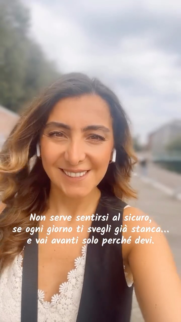 Per troppo tempo ho confuso la stabilità con il benessere.
Pensavo che avere una vita “a posto” bastasse.
Ma dentro, mi sentivo svuotata.
Facevo tutto quello che dovevo… senza più chiedermi cosa volevo.
Ogni giorno una parte di me si spegneva un po’.
Finché ho capito: non puoi aspettarti energia da una vita che ti consuma.
Così ho iniziato a cambiare. A piccoli passi, ma con intenzione.
E ho rimesso me al centro.
💬 Se anche tu senti che qualcosa dentro si è spento, ma non sai da dove ricominciare, scrivimi “RINASCITA” nei DM:
Ti racconto il mio percorso in 5 tappe per ritrovarti e scegliere chi vuoi essere davvero.
________________
cambiamento profondo
fasi di transizione
riscrivere la propria storia
lasciar andare
cambiare pelle
attraversare il buio
ripartire da sé
ricostruirsi
fermarsi per capire
tempo per sé