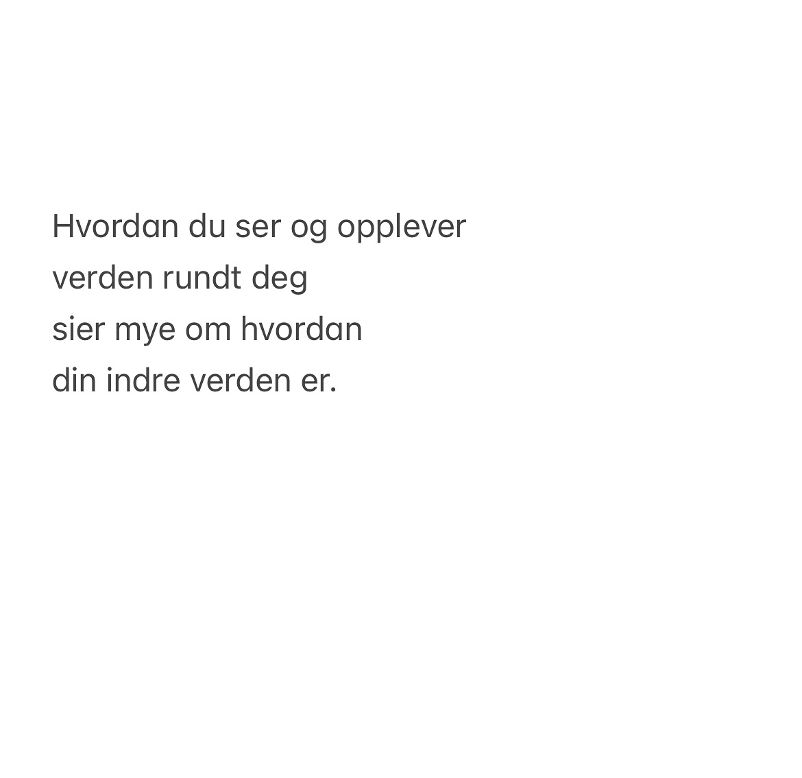 De siste Ärene har jeg lÊrt noe viktig:
Endring skjer fÞrst nÄr jeg gjÞr den indre jobben.
NÄr jeg roer ned nervesystemet mitt.
NÄr jeg kobler meg til nuet og til meg selv.
NÄr jeg lytter til intuisjonen.
NÄr jeg tar meg tid til Ä kjenne hva som er sant for meg.
Det er ikke mystisk eller komplisert.
Men det krever én ting: tilstedevÊrelse.
Og det er dét vi ofte glemmer i denne ytre verden.
Flere har spurt meg i det siste:
âHva betyr det egentlig Ă„ jorde seg?â
For meg handler det fĂžrst og fremst om:
Ă
komme hjem til meg selv.
Ă
lytte til kroppen og pusten.
Ă
vĂŠre her â akkurat nĂ„.
Og du har tid.
Du kan gjÞre det pÄ bussen. I hagen. Hvor som helst. Det trenger ikke ta mer enn ett minutt.
Fordi det forandrer hvordan du har det inni deg â og dermed hvordan du opplever verden rundt deg.
Min rutine er enkel:
đ± Jeg stĂ„r barbeint pĂ„ gresset, eller holder hendene pĂ„ et tre. Jeg lukker Ăžynene og lytter til pusten.
đ§ Jeg blander epsomsalt, kokosolje og eterisk tea tree-olje
đż Jeg skrubber kroppen min i dusjen. Og vi dusjer jo alle â du ogsĂ„ đ
đ Jeg renser energien min. Auraen min. Alt som ikke er mitt.
Og i dag mediterer jeg daglig.
(âŠnoe jeg aldri trodde jeg skulle klare for noen Ă„r siden.)
Mye av dette tar bare noen minutter.
Men det gjĂžr en stor forskjell.
Fordi nĂ„r du jobber med deg selv â
nĂ„r det skjer endringer pĂ„ innsiden â
da vil du se det pÄ utsiden.
I relasjonene dine. I tankene dine.
I hvordan du mĂžter og ser verden.
SÄ hvis du kjenner pÄ mye uro,
eller ser kaos og frykt i verden rundt deg â
still deg selv dette spÞrsmÄlet:
Hvordan har jeg det egentlig pÄ innsiden?
Hva kan jeg gjĂžre i dag for Ă„ finne litt mer ro i meg selv?
đȘ Alt begynner der.
#indrearbeid #indrero #tilstedevĂŠrelse #selvutvikling
#jordingsĂžvelse #jording #grounding #pustepause #mindfullness
#innerwork #nervoussystemhealing #energyclearing
#breathworkhealing #simpleliving