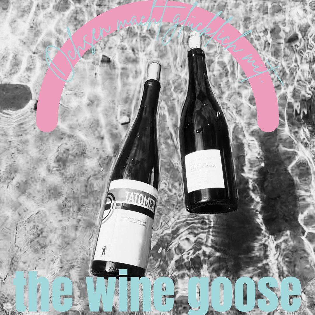 Ochsen macht glücklich mit @the_wine_goose_ch
Ab sofort findet ihr bei uns im Ochsen ausgesuchte Tropfen von The Wine Goose – einer jungen Weinhandlung mit Sinn für Handwerk, Herkunft und Haltung.
Die Weine stammen von kleinen Winzer:innen, die im Einklang mit der Natur arbeiten und ihre Reben genauso pflegen wie ihre Überzeugungen.
Kein Mainstream – sondern echtes Handwerk im Glas.
🍽 Perfekt zu unseren Gerichten – oder einfach so, zum Geniessen.
📍 Jetzt im Ochsen Oltingen entdecken!
#ochsenmachtglücklichmit #thewinegoose #ochsenoltingen #naturalwine #weinmitcharakter #basellandisst #kleinaberfein