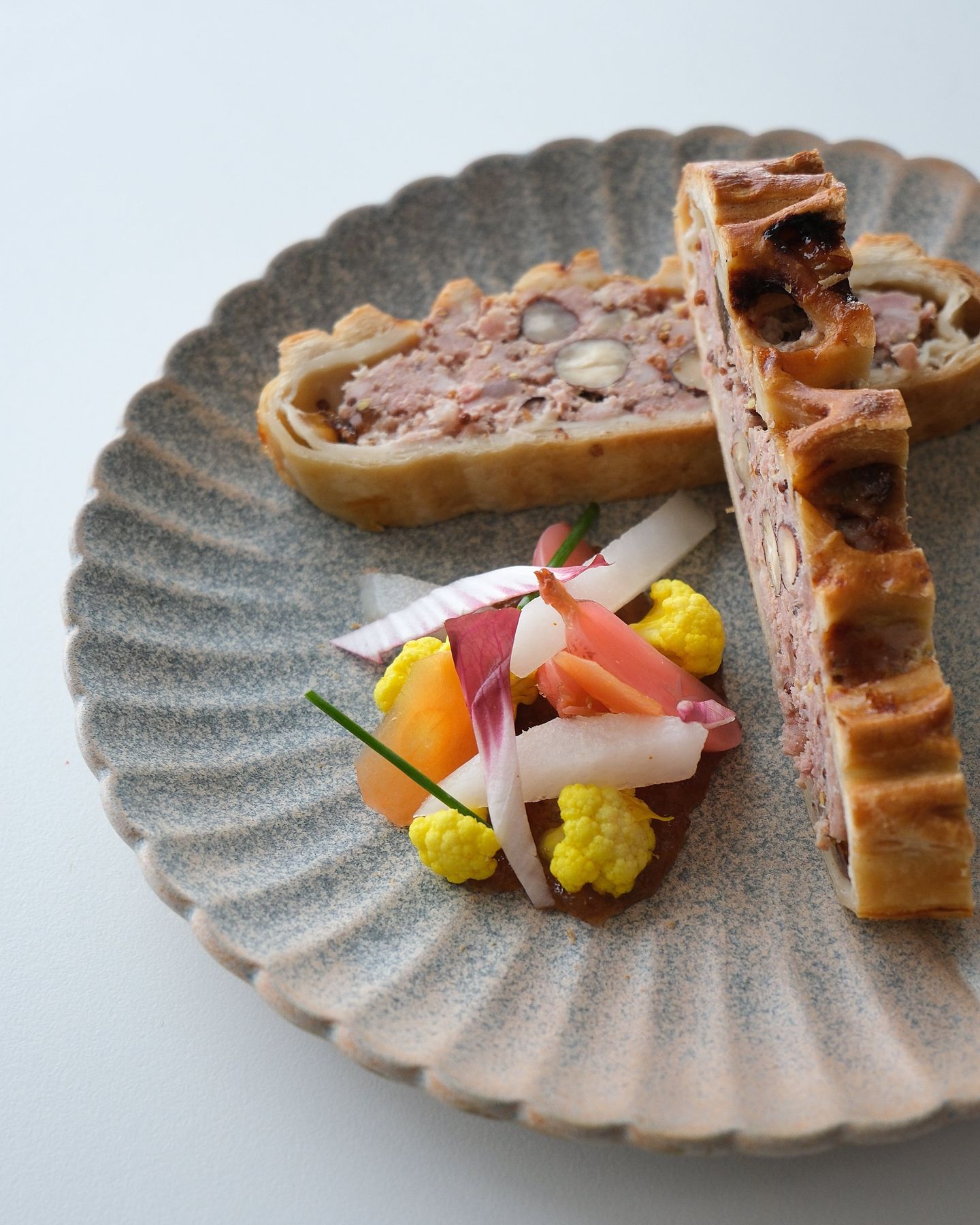 Commencez votre repas tout en fraîcheur avec notre pâté en croûte au lapin et aux noisettes, accompagné de ses légumes croquants ✨
#lebelvédère,brasseriecontemporaine