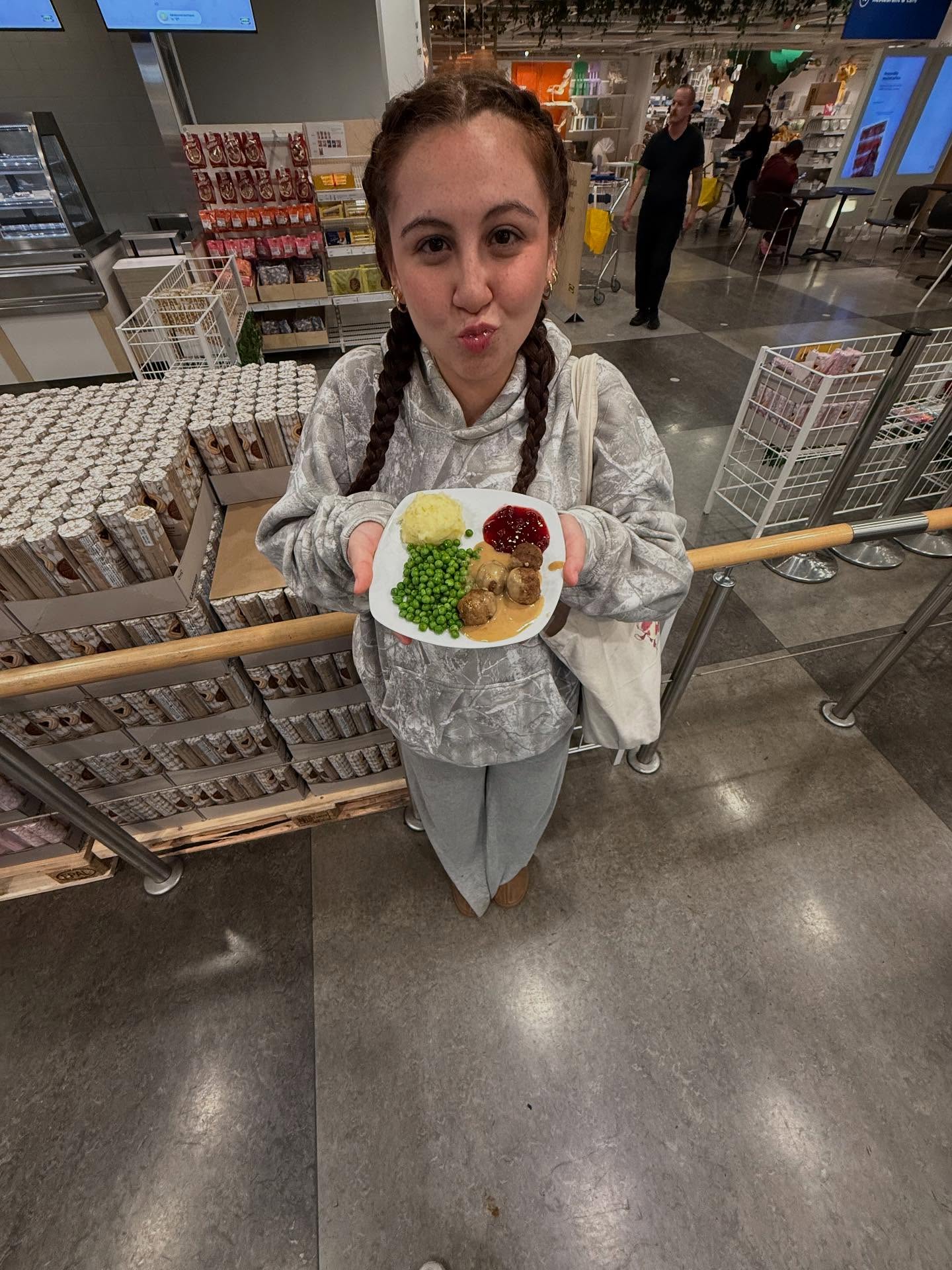 an ikea yogurt cone mission turned into a full-blown ikea adventure đđ§¸
oh, and I got the swedish meatballs too and not gonna lie⌠they kinda hit ⌠10/10
still thinking about the mirror I didnât buy, because yk, broke college student lol
.
.
.
.
.
.
.
.
#ikea
#swedishmeatballs
#iwannameetryanreynolds
#iwannameetjimmyfallon