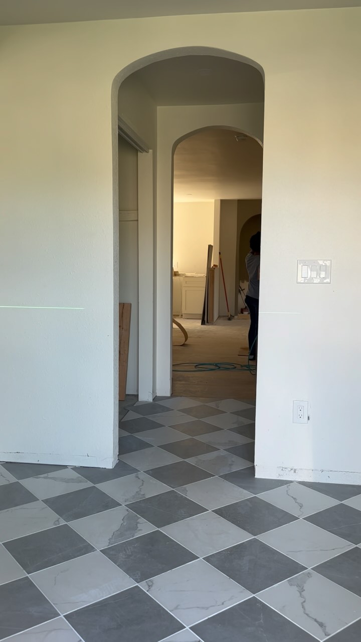 Traded the lions for a beautiful arch to welcome you home! We’re getting so close! Follow along for the reveal of the entry + the entire balsam project!!
#interiordesign #beforeandafter #entryway #entrywaydesign #entrydoor #colonialdesign #transitionalstyle #transitionalhome #interiordesigner #entrywaymakeover #boundbydesign #boundbydesignstudio