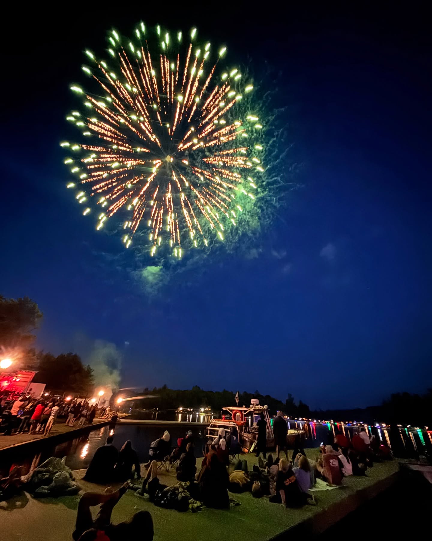 ✨ Last night’s fireworks lit up Old Forge in the most magical way—just a stroll from our cottages to the show! 🇺🇸🎇 What a spectacular celebration! #villagecottages #odlforge #4thofjulyweekend #celebration #oldforge #summer #vacation