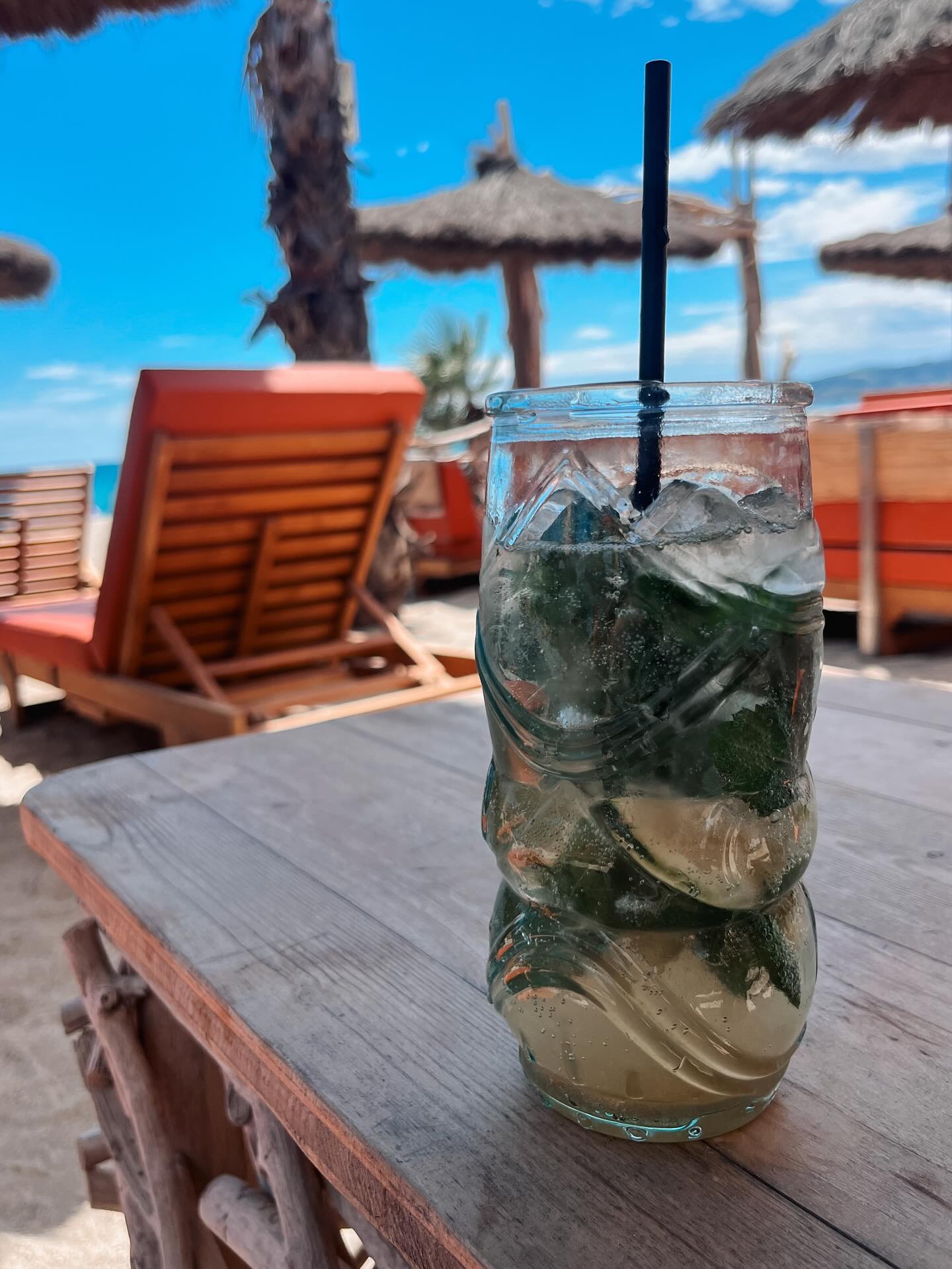🌊 Un mojito les pieds dans le sable, ça vous tente ? 🍹
Au Hawaii Club, on savoure la fraîcheur d’un cocktail maison face à la mer, pendant que les enfants profitent des activités en toute sécurité.
☀️ Détente, rires et soleil… bienvenue au paradis familial !
📍 Votre coin de bonheur au bord de l’eau
#HawaiiBeachClub #CocktailTime #PlageEnFamille #MojitoMood