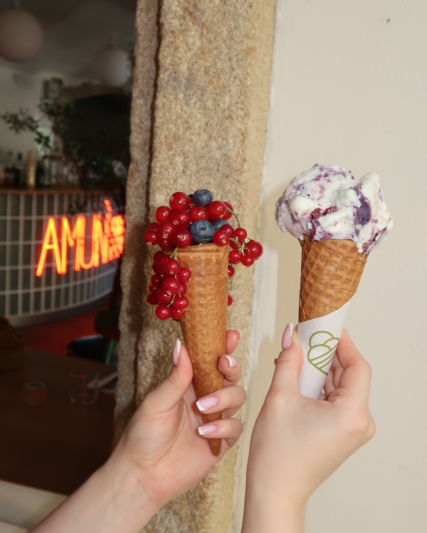 Jogurt s lesním ovocem – protože i bobule si zaslouží dovolenou v mrazáku! ❄️🫐 #amunigelato #gelatoprague