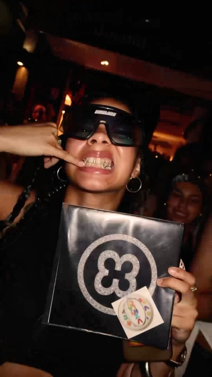 Paris, @6knows_ , le resto @dinandparferdi , notre voiture jaune, des vinyles, des sucettes, des guarapitas maison... on a tout donné 💛
Chaque personne venue a compté. Chaque sourire, chaque pas de danse, chaque moment partagé. Esperamos que esta velada permanezca mucho tiempo en vuestras cabezas... al menos hasta el año que viene.
Merci pour la vibe. C'était fou, c'était beau, et ce n'est que le début.
Al año siguiente.
🇬🇧 Nuestra primera Fiesta de la Música... ¡y vaya viaje!
París, @6knows_ , el restaurante @dinandparferdi, nuestro coche amarillo, vinilos, piruletas, guarapitas caseras... lo dimos todo 💛.
Cada persona importaba. Cada sonrisa, cada movimiento de baile, cada momento compartido. Esperamos que esta noche permanezca en vuestras mentes durante mucho tiempo... al menos hasta el año que viene.
Gracias por el ambiente. Fue salvaje, fue hermoso... y es sólo el principio.
Hasta el año que viene.