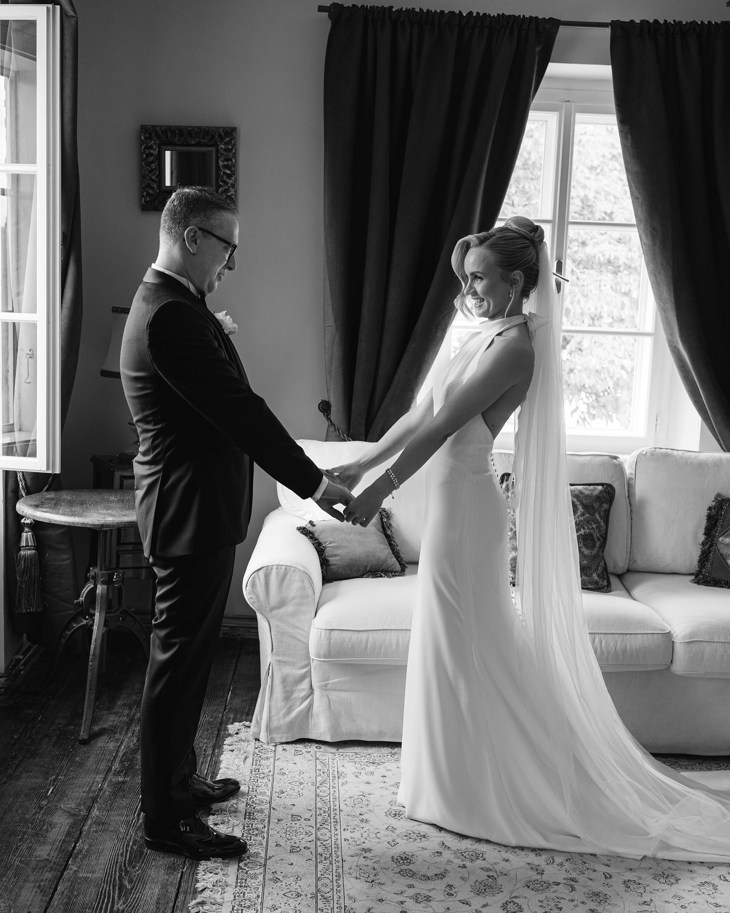 Toto jsou Patricie a Dominic. A jejich italská svatba snů ve @villa_dom_carli 🍋🍐
Dva roky společného plánování. Nekonečné e-maily, videohovory, zkoušky, ochutnávky a ladění detailů… A z původního „klient a agentura“ se stalo něco mnohem víc.
Děkujeme, že jste nám svěřili svůj den. Že jste nás pustili k sobě blíž. Že jsme ho mohli s vámi nejen připravit, ale i opravdu prožít. ❤️
----------------------------------------------
This is Patricie and Dominic. And their dreamy Italian wedding at Villa Dom Carli. 🇮🇹
Two years of planning together. Countless emails, video calls, tastings, trials, and tweaking every detail… and somewhere along the way, what started as “client and agency” became something so much more.
Thank you for trusting us with your big day. For letting us in. For allowing us not just to plan it—but to truly live it with you. ❤️
@pitypitypaa & @don_macchina
#autentikaweddings #destinationwedding #villadomcarli #italianwedding #weddingplanner #authenticmoments #patricieanddominic #autentikacz