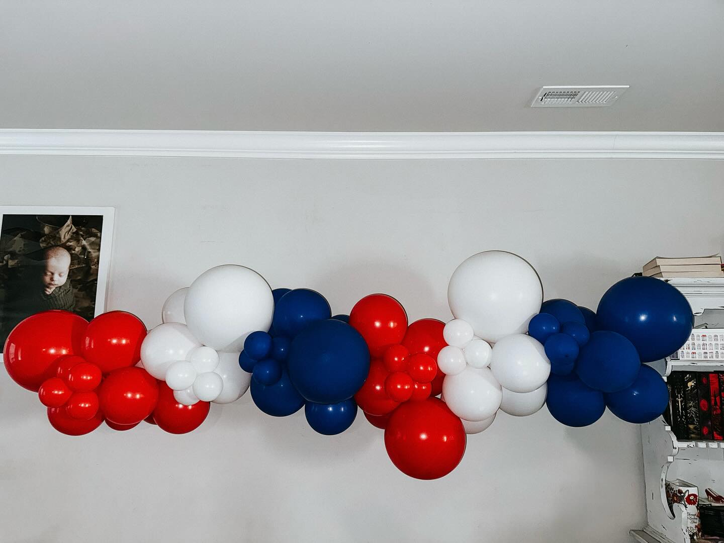 Happy 4th of July from Poppin’ Party Animals! 🇺🇸
Today we celebrate the red, white, & blue and of course honor the brave men & women who gave their lives to protect it.
This is our 8ft grab-n-go garland — simple, festive, and ready to party! ❤️🤍💙
I hope everyone has a safe weekend!
#huntsvilleballoons #holidaydecor #balloondecor #balloongarland #huntsvillealabama #huntsvillemoms #fourthofjuly #poppinpartyanimals