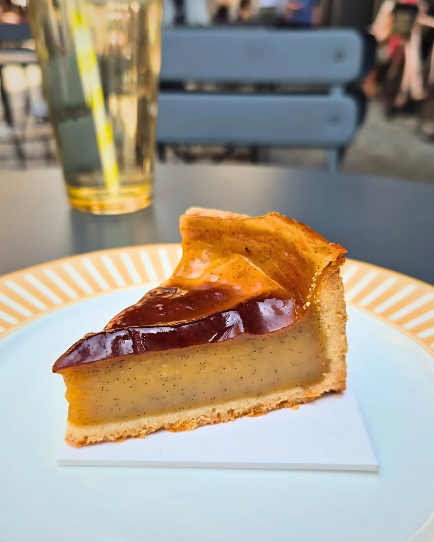 ✨ Nouvelle gourmandise en boutique ! ✨
Après de très, très nombreuses demandes… le Flan Hennemann est enfin arrivée ! 🤩
À la délicieuse vanille de Madagascar et ..sans lactose! 😍
Eh oui, vous êtes de plus en plus nombreux à vouloir savourer nos gourmandises sans vous soucier du lactose, et votre souhait est exaucé ! ✨️
Préparée sans lait de vache, notre flan reste encore plus fondant et savoureux, avec un goût intense de vanille qui séduit dès la première bouchée. Super gourmand ! ☀️
🧡 On vous attend pour la déguster !
#lyonfoodies #flan #patisserie #nicolashennemann #vanille #lyon