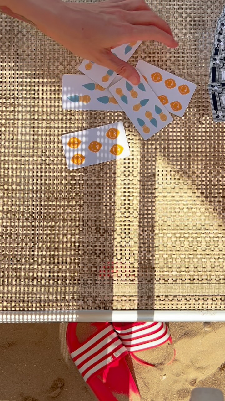 AT CUNT TANT CM AL DU D'COP QUAND BRESCLA L'E BASTOUN
Chi vincerà? 🧹 ⛱️
AL CHERTI reggioemiliane vanno in Romagna!
#carte #briscola #carteregionali #emiliaromagna #romagna #design #disegno #graficdesign #reggioemilia