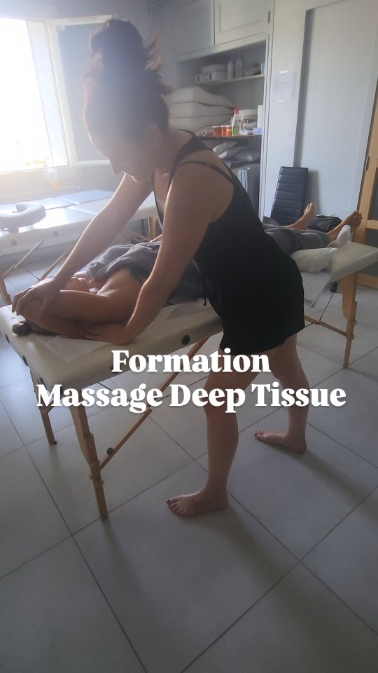 💪 Formation Deep Tissue – Niveau Pro 💪
Sur cette vidéo, je vous montre un étirement ciblé du bras, une des nombreuses techniques que nous travaillons pour libérer les tensions profondes et redonner de l’amplitude au mouvement.
Le Deep Tissue, c’est bien plus qu’un massage :
✔️ C’est une approche précise et puissante,
✔️ Un travail musculaire en profondeur,
✔️ Et un accompagnement respectueux du corps et des limites de chacun.
Bravo à mes élèves qui s’approprient ces gestes avec sérieux et passion. 🙌✨
#DeepTissue #FormationMassage #MassageBienÊtre #LibérationDesTensions #berelaxcenterformations