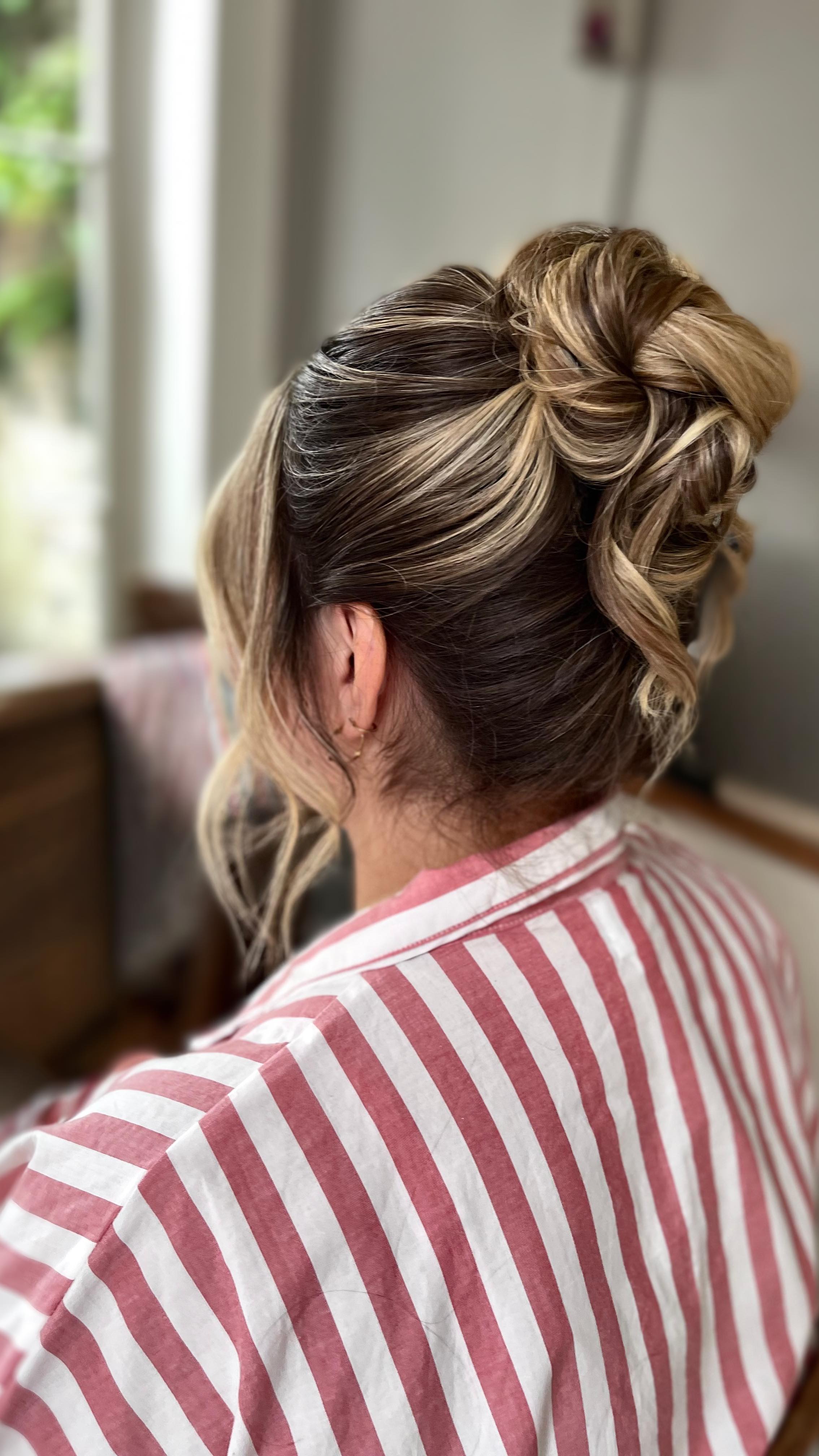 Ever saved a Pinterest hair look, only to realise it looked nothing like that on your own hair?
Let’s talk about why. 👇
Hair colour can completely change how texture, detail, and dimension show up — especially with soft, romantic updos.
Blonde hair tends to show braids and twists more clearly.
Dark hair? It’s sleek and polished but swallows more detail unless styled with contrast in mind.
So when you’re choosing bridal hair inspo — match the style, yes, but also look for models with a similar hair colour to yours 💡
✨ It’s one of the easiest ways to avoid trial-day disappointment and get results you’ll love.
—
💌 DM or email me to book your bridal hair preview
📌 Save this to your wedding planning folder!
Working with @ausra.makeup.hair
#bridalhair #bridesmaidshair #weddinghairstyle #bridalhairstyle #hertfordshirehairstylist #londonhairstylist #kristinagasparasacademy