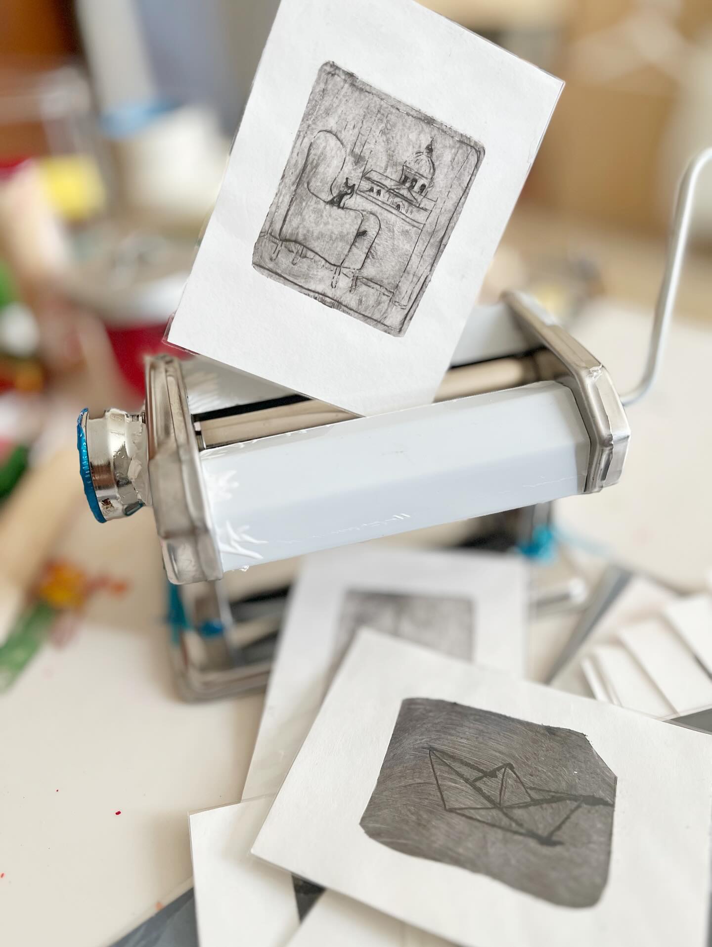 Oggi, visto il troppo caldo per impastare due uova di sfoglia, ho usato l’Imperia per stampare un po’ di biglietti per i prossimi mercatini!
.
🫢🤫🤐 #nospoiler #mercatini #stampasfoglia #pastafresca #reggioemilia #corsi