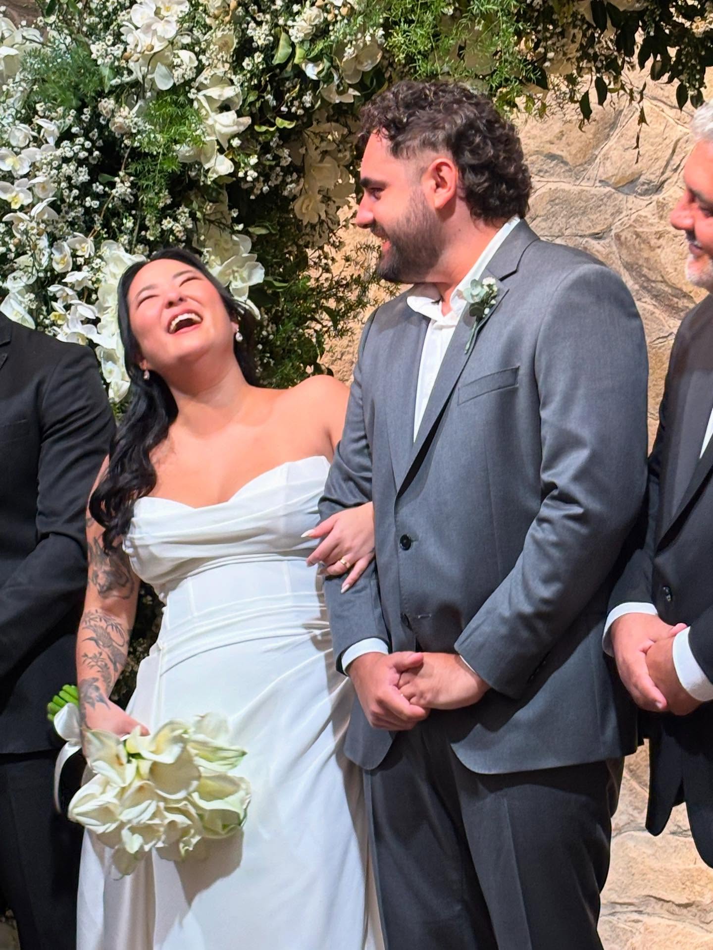 Que dia incrível: casar dois amigos especiais, mas principalmente acompanhar essa história linda por anos e anos e ver esse dia chegar da forma mais súbita, planejada-não-planejada, mas com toda a energia e o coração, totalmente a cara de vocês !
… e pensar que a gente estava junto com a Bruna no dia que ela ganhou um bombom no meio de uma festa… e ontem esse bombom virou uma aliança, dois gatinhos e um casal mudando de país… a vida é divertida demais com essas companhias …. ✨
Emocionante demais viver esse dia com vocês 🤍