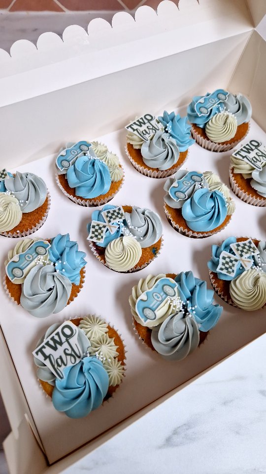 Samen is een feestje zo veel leuker!
Wanneer je een feest gaat geven en van plan bent om speciaal gebak te halen, dan wil je toch dat iedereen daar van mee kan genieten? Ook de mensen met lactose intolerantie. Helemaal als die lactose intolerante persoon nou net de jarige blijkt te zijn.
Gelukkig is die mogelijkheid er bij Suikertijd gewoon! Geef bij het bestellen aan dat je een lactosevrije taart of cupcakes wilt hebben en ik zorg ervoor dat dit goed komt🤗.
Doordat ik alle onderdelen van mijn gebak zelf maak, bepaal ik ook zelf wat er in gaat. Hierdoor kan ik relatief gemakkelijk mijn taart/cupcakes lactosevrij maken.🎂
En het allermooiste? Je ziet aan de buitenkant geen verschil en nog belangrijker: je proeft geen verschil met mijn lactosevrije gebak. Als jij het niet tegen mensen zegt, zal niemand er ooit achter komen. Want, zeg nou zelf; had jij al gezien dat deze TWO FAST cupcakes lactose vrij zijn? 🤭
Kleine kanttekening: Hoewel ik er zo goed mogelijk voor zorg om lactosevrij te werken kan ik nooit 100% garanderen dat er niet per ongeluk sporen van lactose in het product of in mijn werkruimte achterblijven.
#suikertijd #lactosevrijecupcakes #lactosevrijetaart #verjaardagsfeest #verjaardagsgebak #verjaardagscupcakes #lactosevrijetaartOldenzaal #Oldenzaal #Enschede #Hengelo #Losser