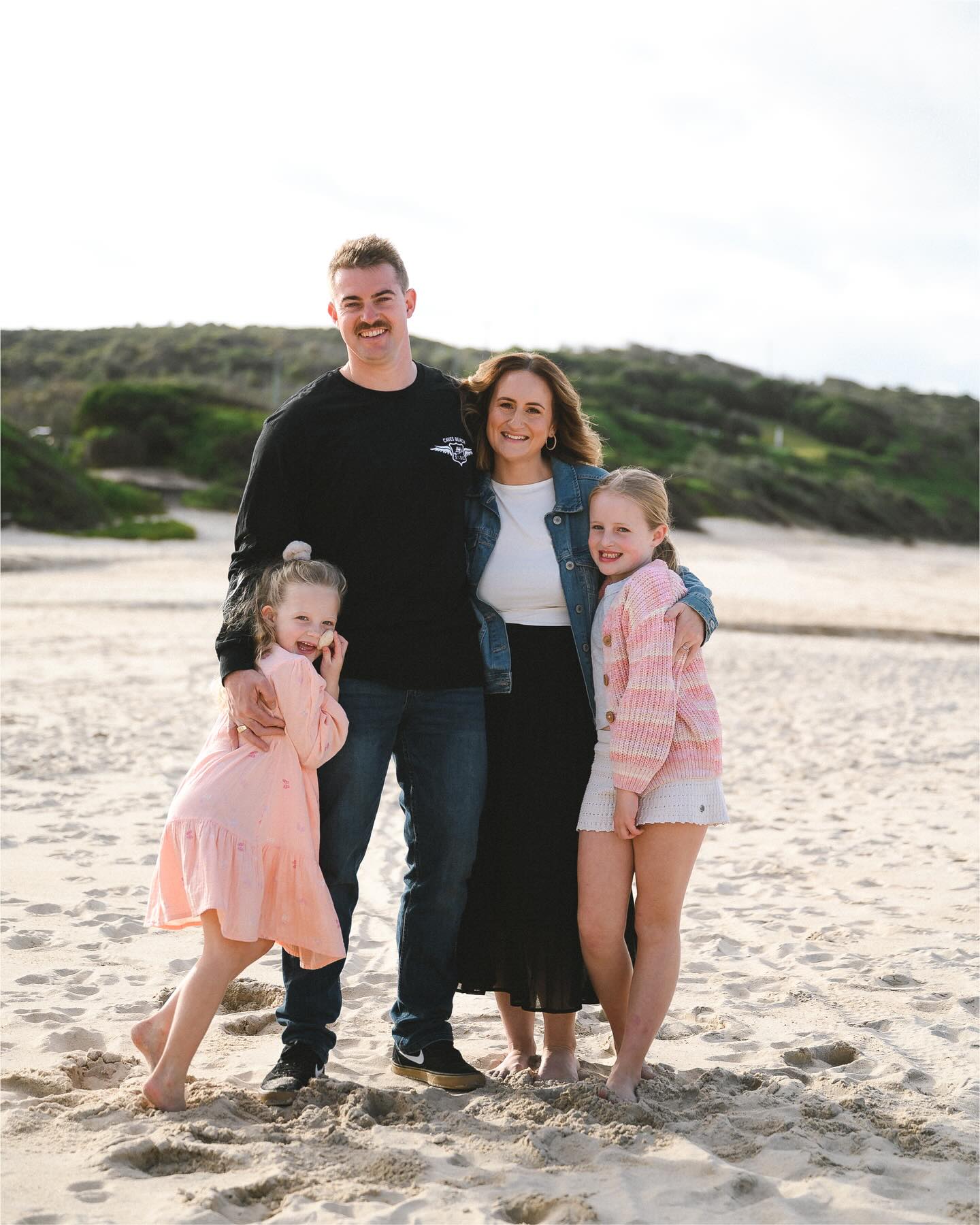 Bright smiles, bare feet, and hearts full of love. As one of our three lucky winners, this beautiful family joined me for a mini session at Catherine Hill Bay. Family photo sessions don’t have to be stiff or formal. In fact, they’re often the most meaningful when they’re full of movement and fun, just like this one.
#wattlerosephotography #Catherinehillbay #Catherinehillbayphotographer #Newcastlefamilyphotography
#lakemacquariephotographer #familyphotography