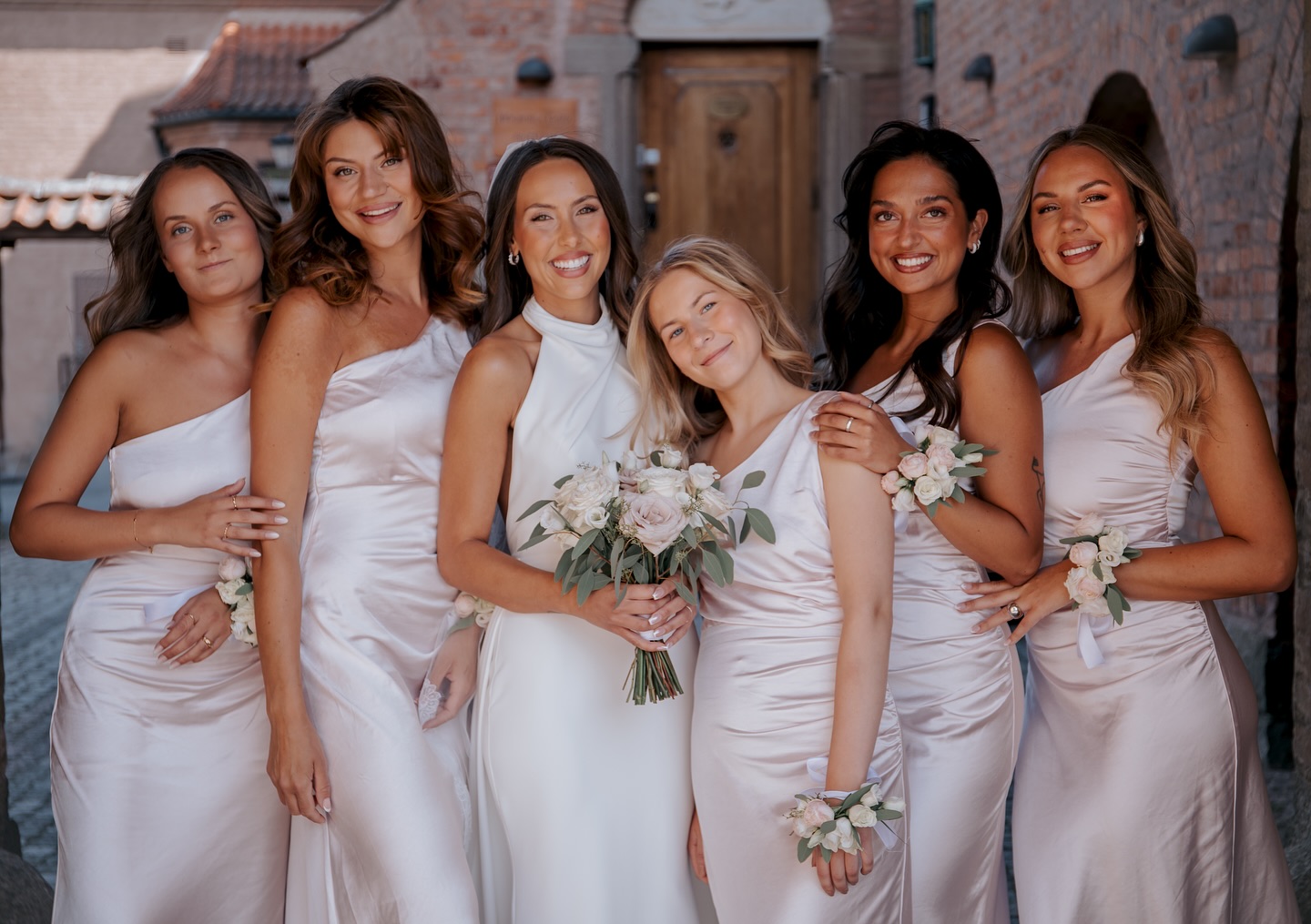 Vilken dag, vilket par, vilken fest!
Igår hade jag äran att vara bröllopsfotograf på Samir & Julias stora dag – och jag är helt överväldigad av tacksamhet.
Kärlek i varje blick, skratt som aldrig tog slut, otroliga framträdanden, golden hour-magi och gäster som spred så mycket värme och energi.
Jag är trött i kroppen – men fylld i hjärtat.
Bilderna har jag inte hunnit redigera än, men snart ska ni få se mer.
Stay tuned.
#bröllopsfotograf #samirochjulia ##weddingphotographer