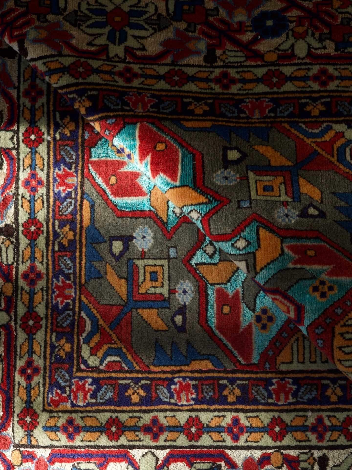 A timeless gaze framed by centuries of craftsmanship 🌺
آیینه در دل فرش، حکایت هزاران نقش از دل تاریخ